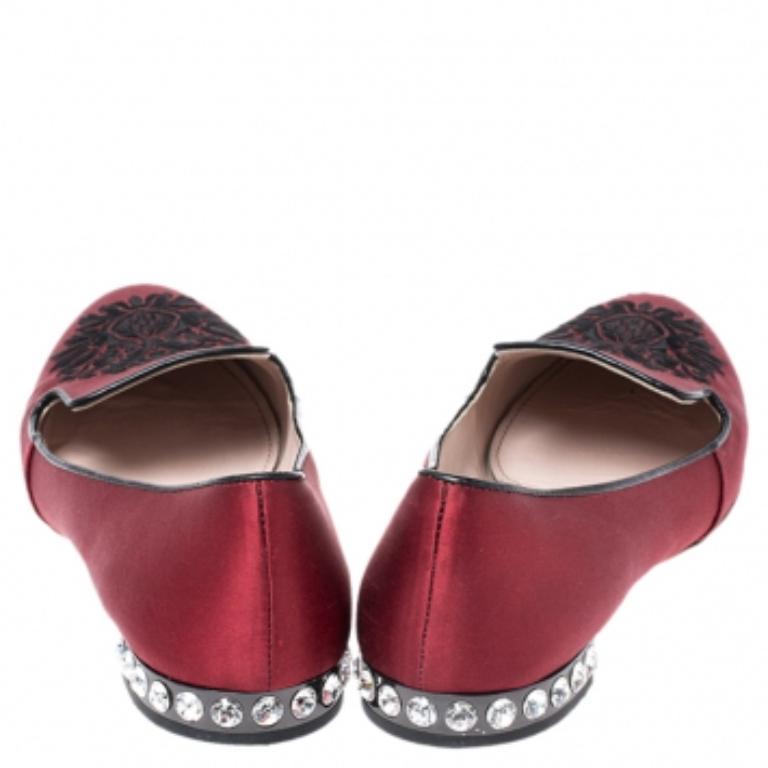 Miu Rot Satin bestickte Kristall Nieten Smoking Slippers Größe 38,5 im Zustand „Gut“ im Angebot in Dubai, Al Qouz 2
