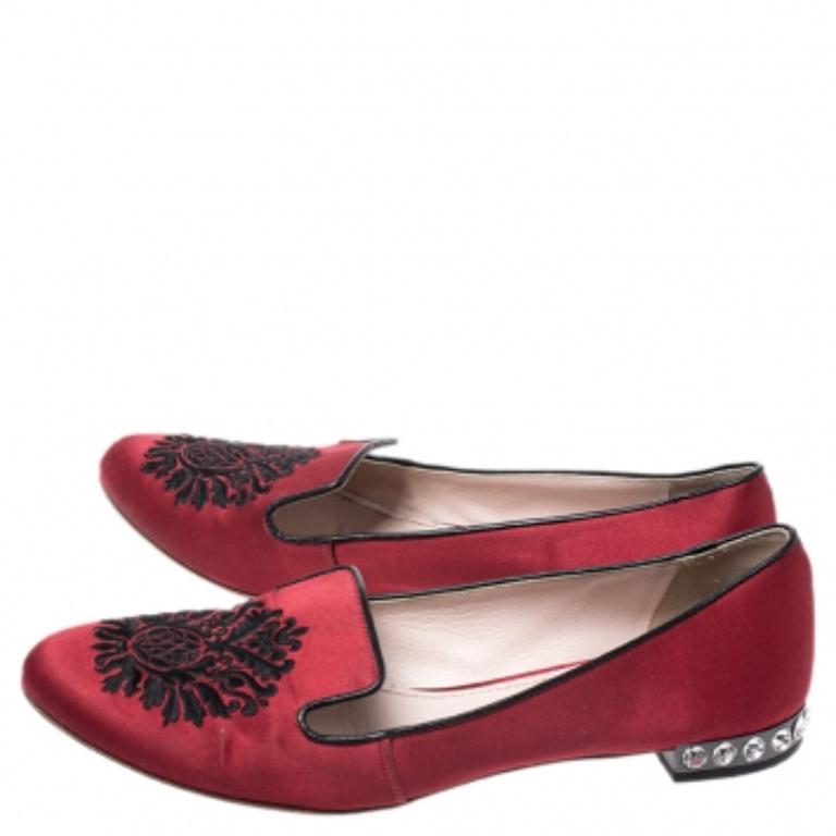 Miu Rot Satin bestickte Kristall Nieten Smoking Slippers Größe 38,5 Damen im Angebot