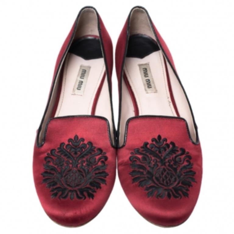 Miu Rot Satin bestickte Kristall Nieten Smoking Slippers Größe 38,5 im Angebot 2