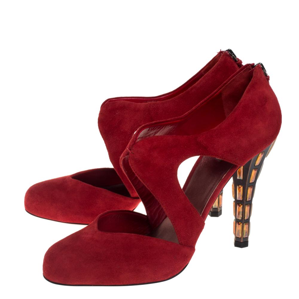 red round toe pumps