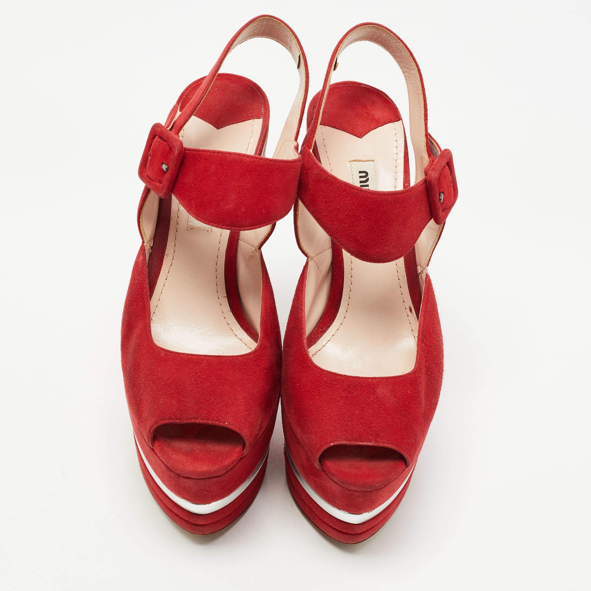 Miu Rot Wildleder Plateau Sandalen mit Knöchelriemen Größe 36 im Zustand „Gut“ im Angebot in Dubai, Al Qouz 2