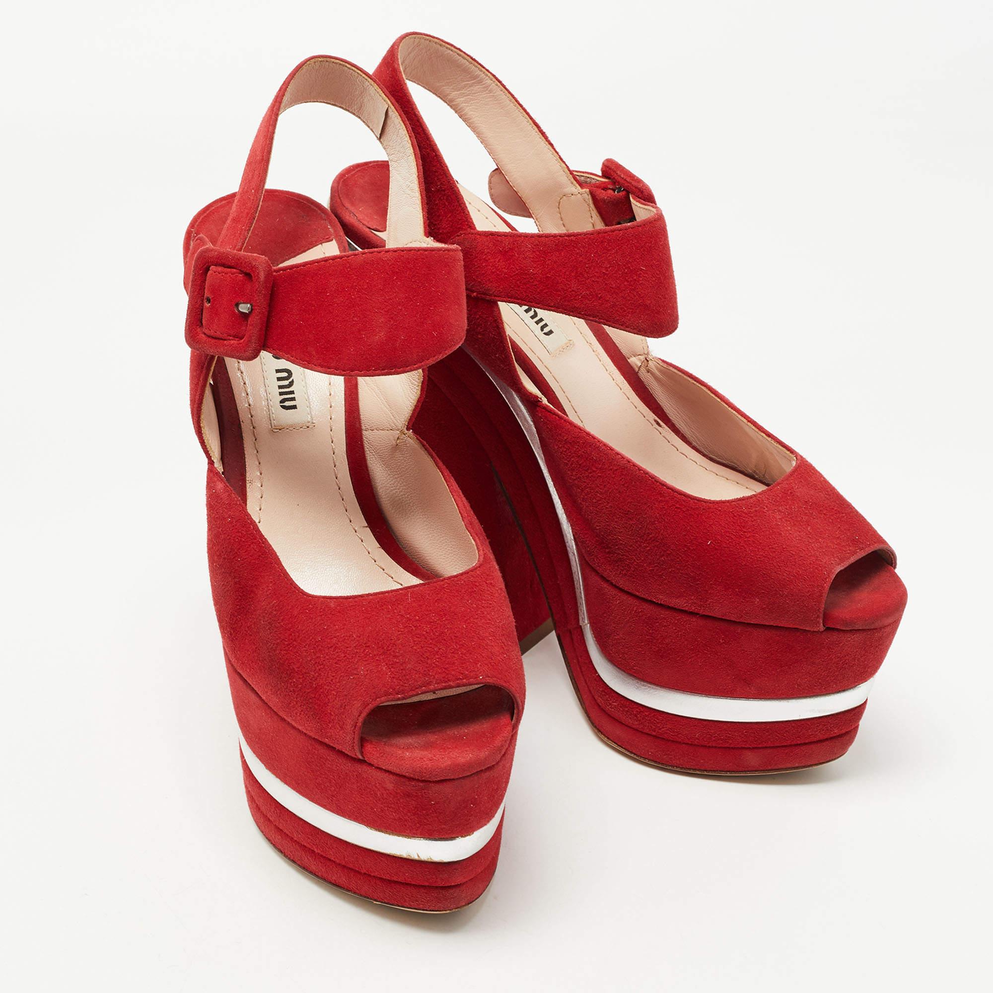 Miu Rot Wildleder Plateau Sandalen mit Knöchelriemen Größe 36 Damen im Angebot