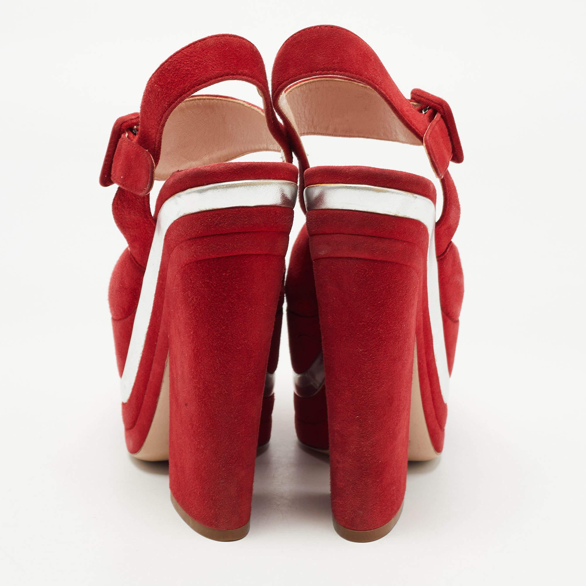 Miu Rot Wildleder Plateau Sandalen mit Knöchelriemen Größe 36 im Angebot 1