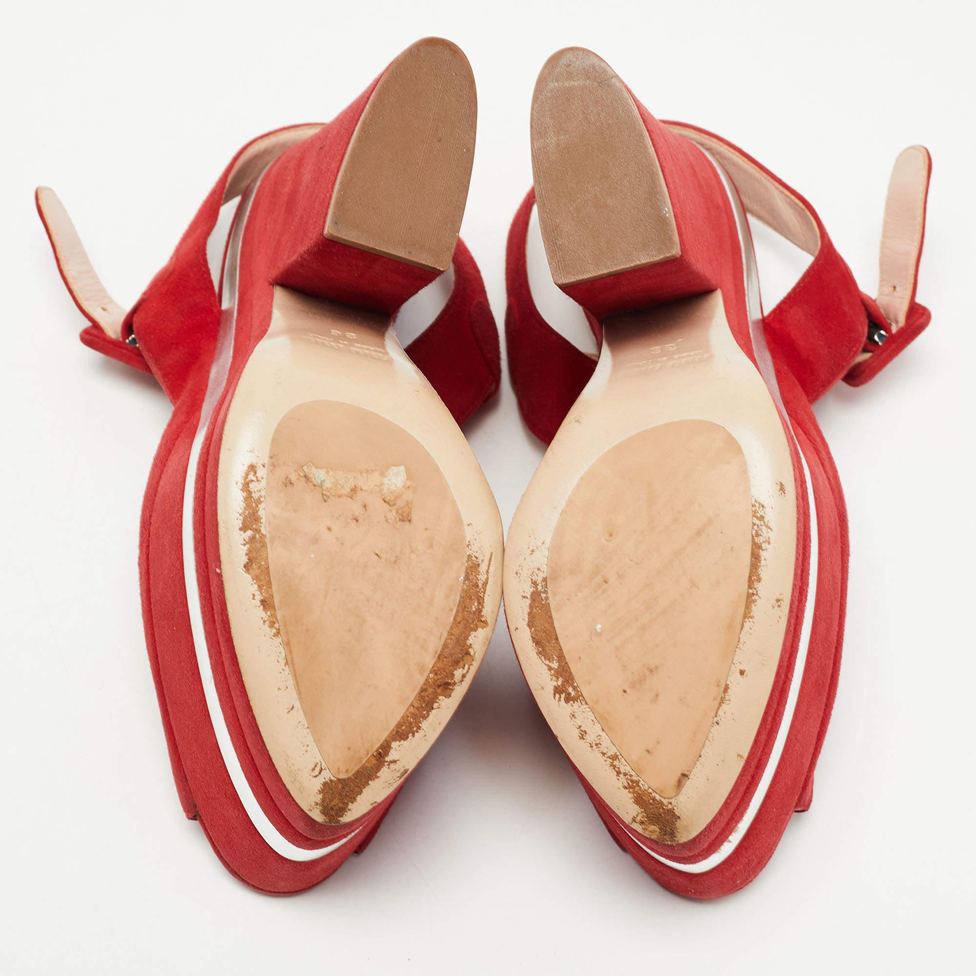 Miu Rot Wildleder Plateau Sandalen mit Knöchelriemen Größe 36 im Angebot 2