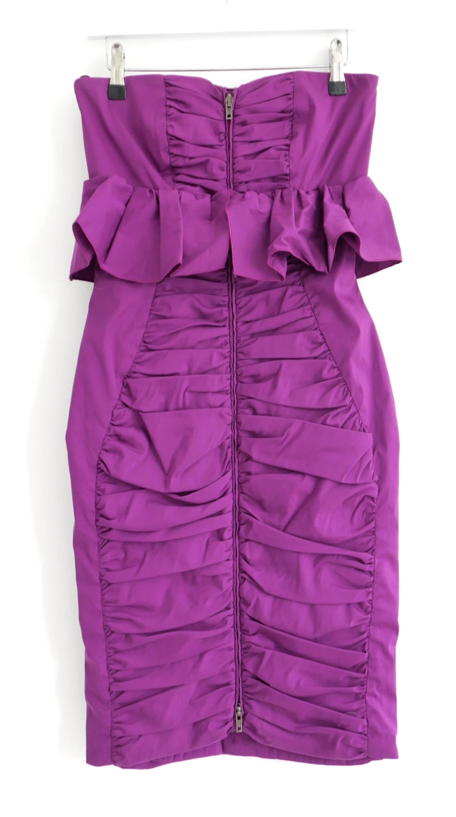 Bonito y sexy vestido acanalado sin tirantes de Miu Miu de la colección Resort 2009. De algodón morado amatista con cremallera gruesa delante. Tiene un corte ajustado con corpiño deshuesado, frunces y volantes. Forrado del mismo algodón. Talla
