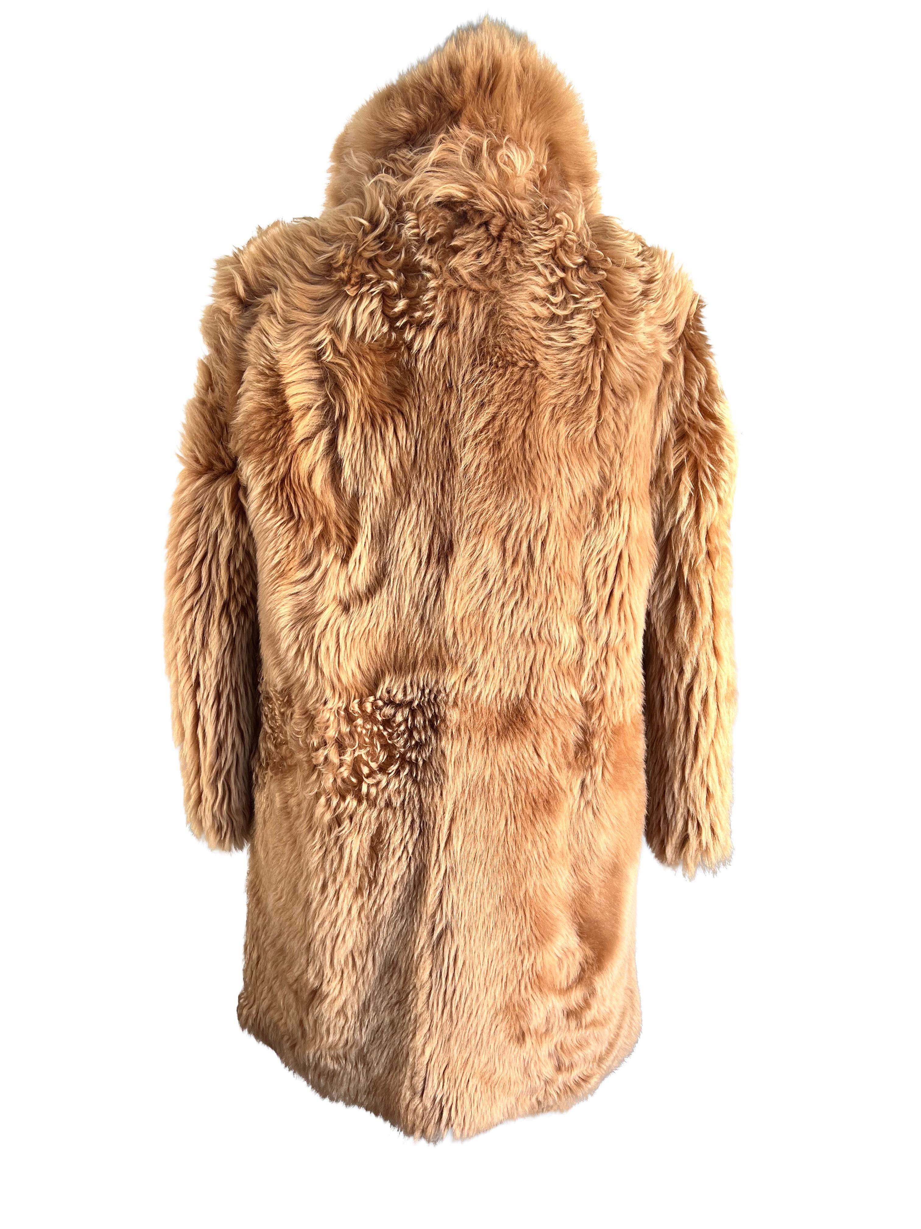 Der Miu Miu Reversible Shearling Coat ist ein luxuriöses und vielseitiges Kleidungsstück, das Wärme, Stil und Innovation nahtlos miteinander verbindet. Dieser Mantel ist ein Beweis für das Engagement von Miu Miu, die Grenzen der Mode zu erweitern