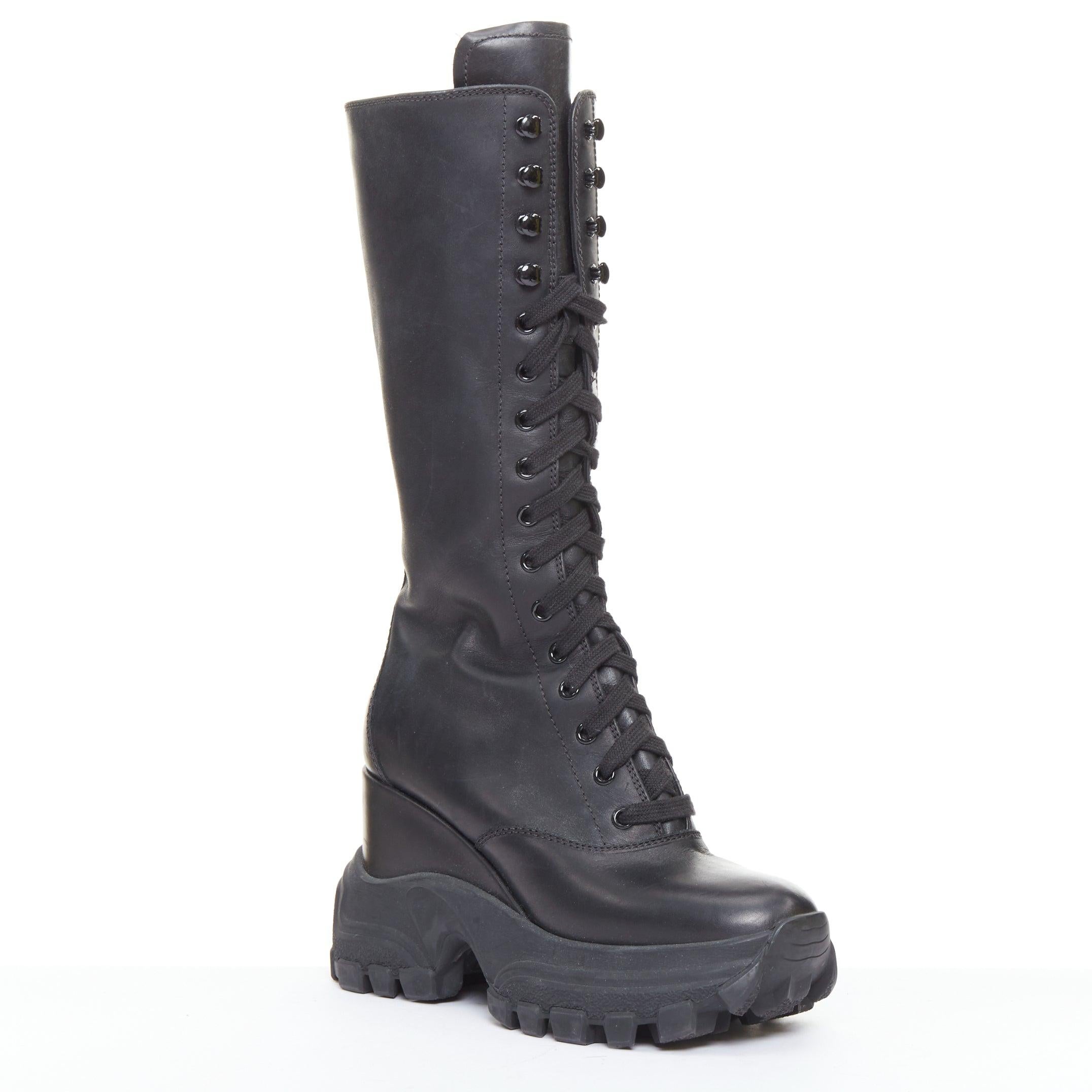 MIU MIU Runway bottes hautes en cuir noir avec logo, à lacets et à talons compensés EU39
Référence : AAWC/A01165
Marque : Miu Miu
Designer : Miuccia Prada
Collectional : Défilé
MATERIAL : Cuir
Couleur : Noir
Motif : Solide
Fermeture : Up&Up
Doublure