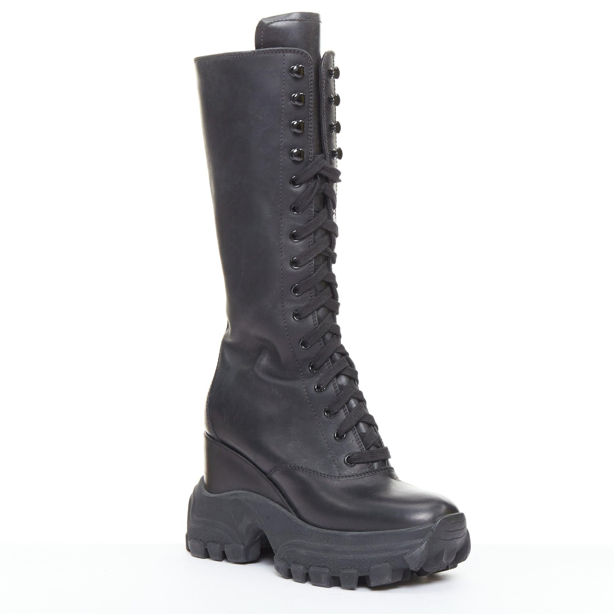 MIU MIU Runway bottes hautes en cuir noir avec logo, à lacets et à talons compensés EU39
Référence : AAWC/A01165
Marque : Miu Miu
Designer : Miuccia Prada
Collectional : Défilé
MATERIAL : Cuir
Couleur : Noir
Motif : Solide
Fermeture : Up&Up
Doublure