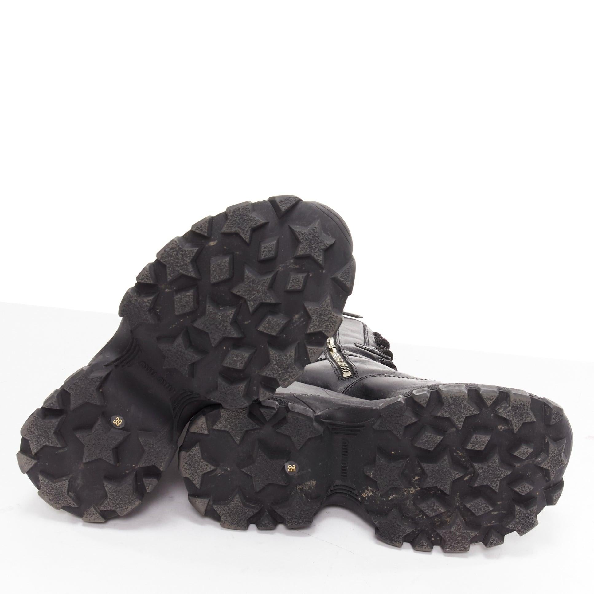 MIU MIU Runway bottes militaires à talons compensés en cuir noir avec logo, EU39 en vente 6