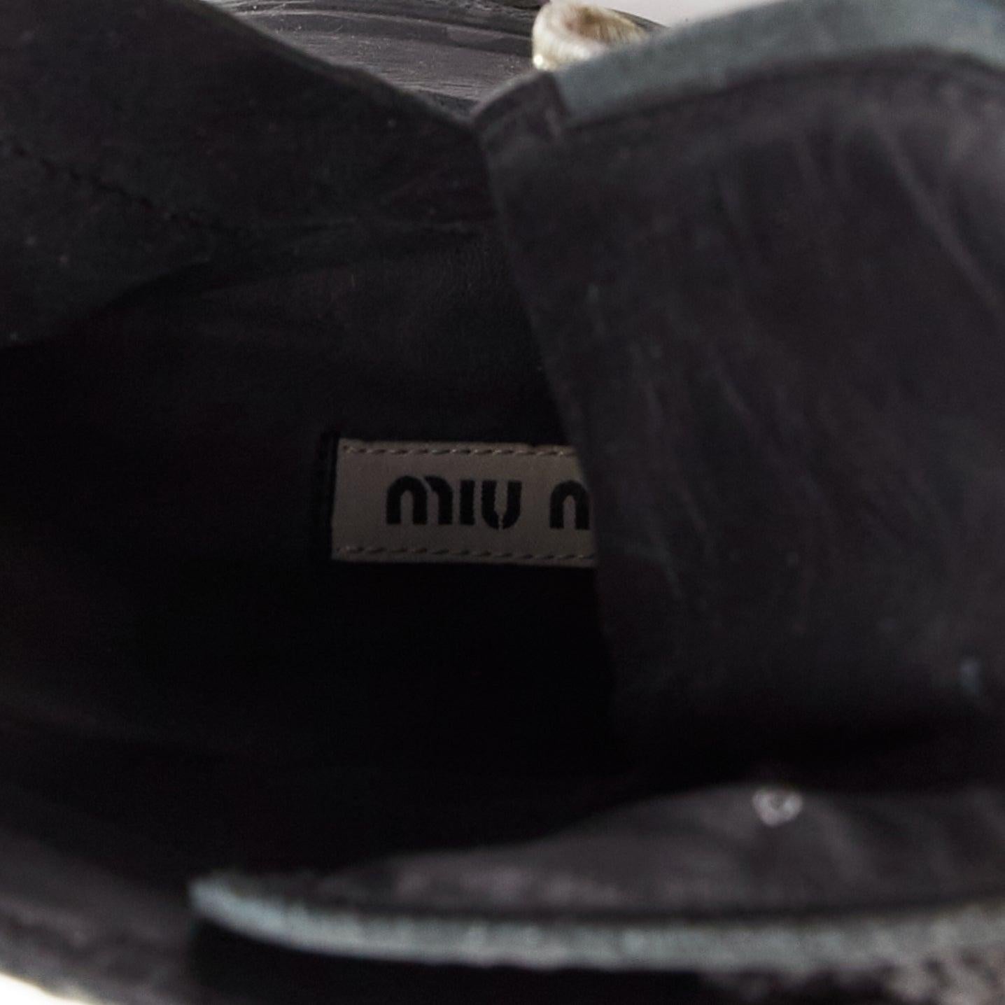 MIU MIU Runway bottes militaires à talons compensés en cuir noir avec logo, EU39 en vente 7