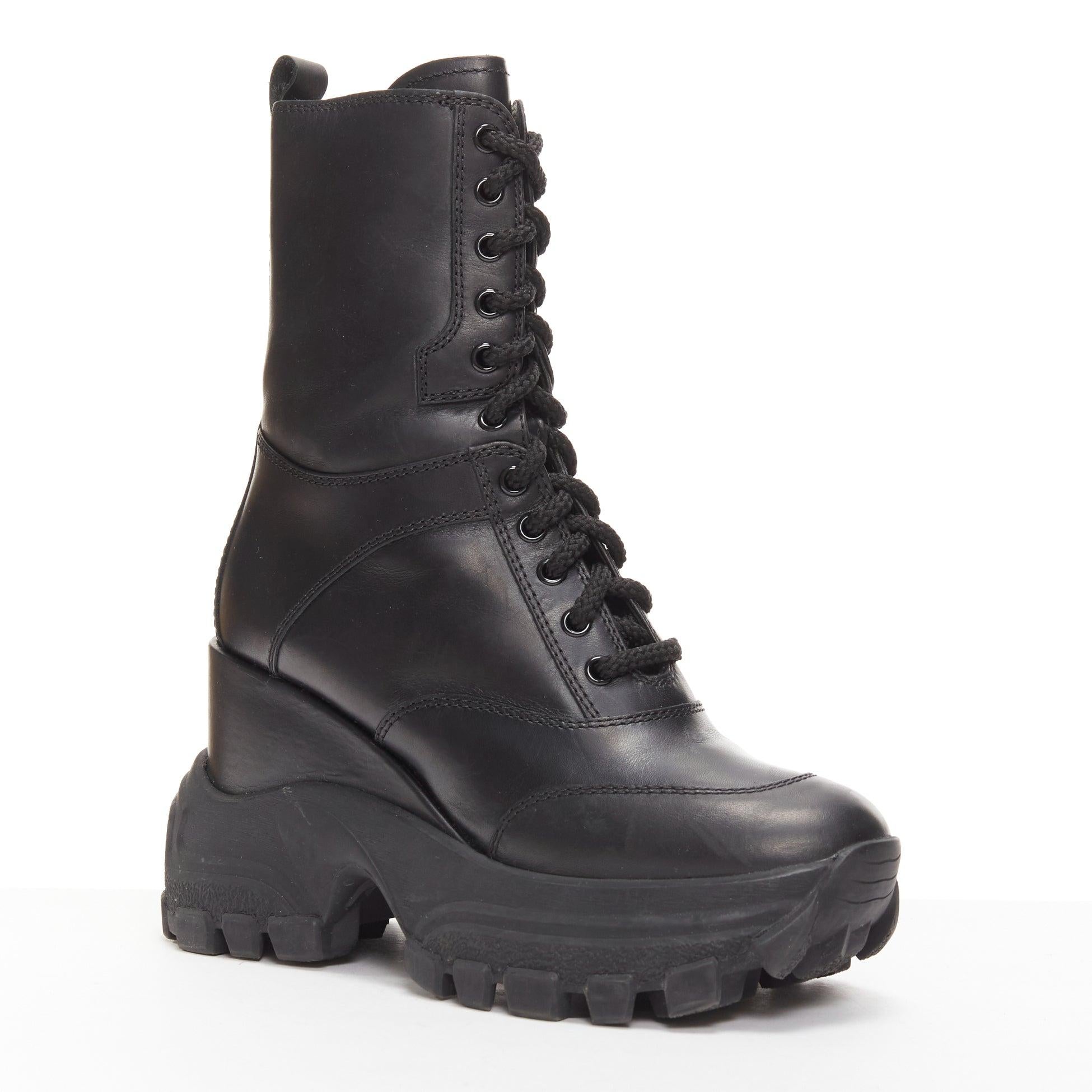 MIU MIU Runway botas militares de piel negra con logotipo y cordones con cuña EU39
Referencia: AAWC/A01165
Marca: Miu Miu
Patrón: Sólido

CONDICIÓN:
Estado: Muy bueno, este artículo era de segunda mano y está en muy buenas condiciones.  Consulte la