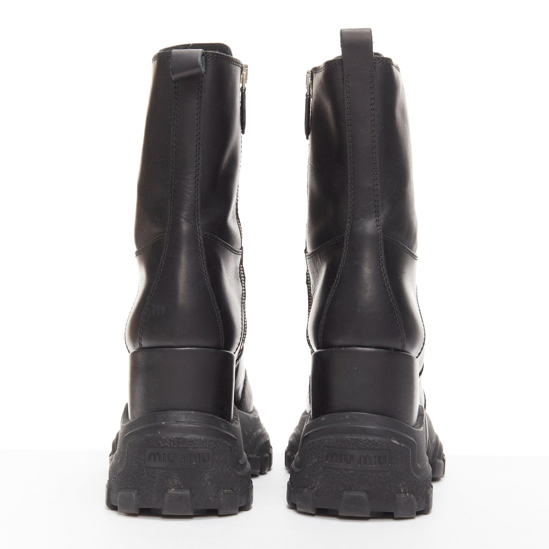 MIU MIU Runway bottes militaires à talons compensés en cuir noir avec logo, EU39 en vente 1