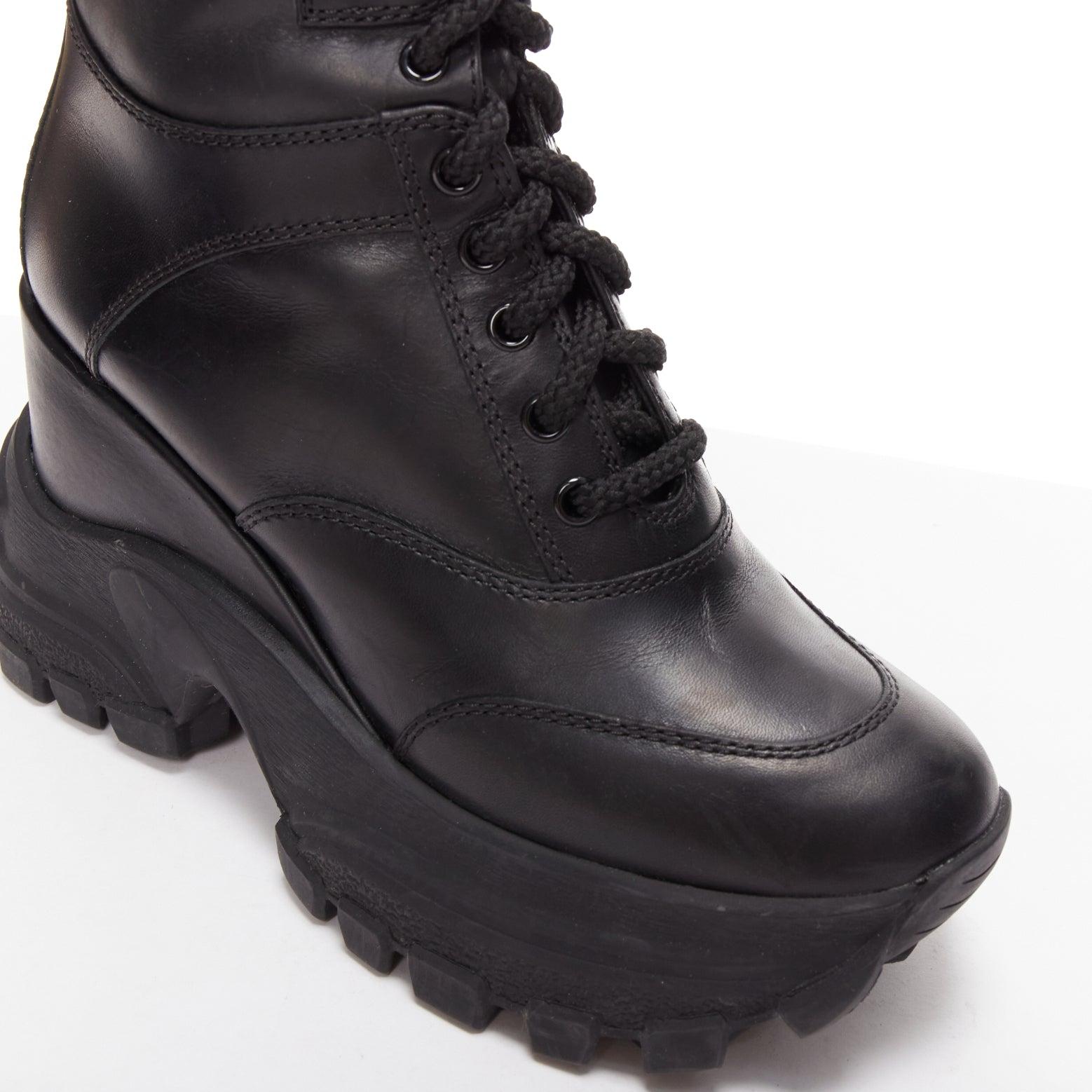 MIU MIU Runway bottes militaires à talons compensés en cuir noir avec logo, EU39 en vente 3