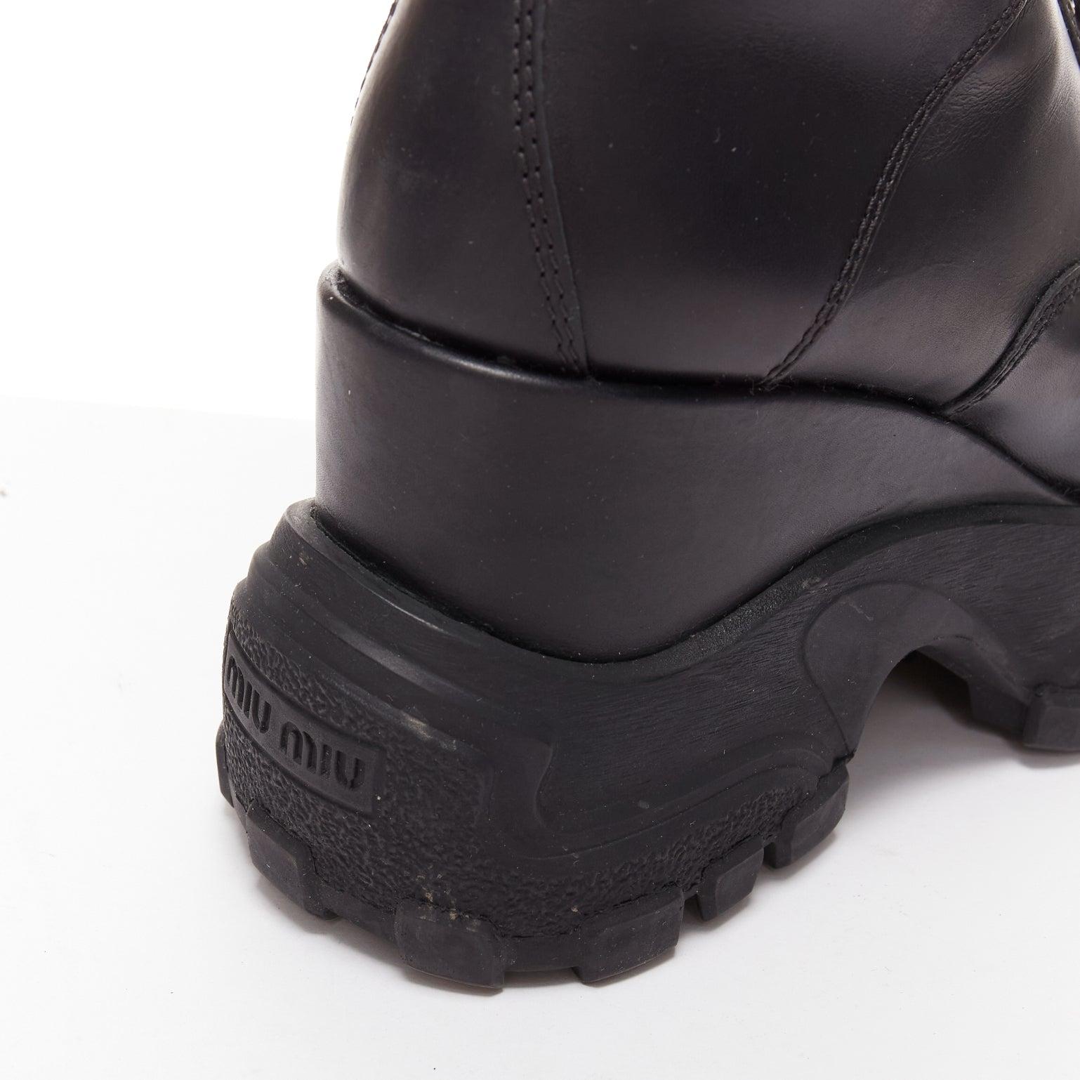 MIU MIU Runway bottes militaires à talons compensés en cuir noir avec logo, EU39 en vente 4