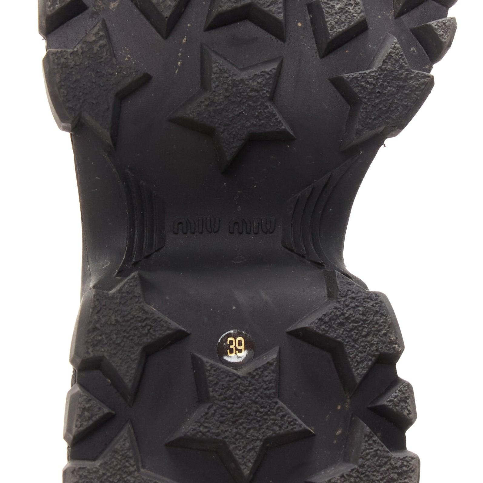 MIU MIU Runway bottes militaires à talons compensés en cuir noir avec logo, EU39 en vente 5