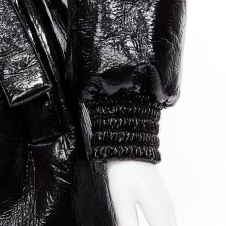 MIU MIU Runway nero in vinile con collo alto e maniche a sbuffo, bomber con cintura IT36 S in vendita 6