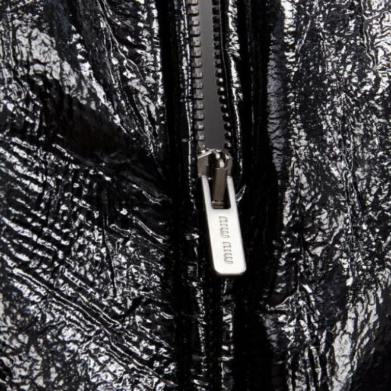 MIU MIU Runway nero in vinile con collo alto e maniche a sbuffo, bomber con cintura IT36 S in vendita 4