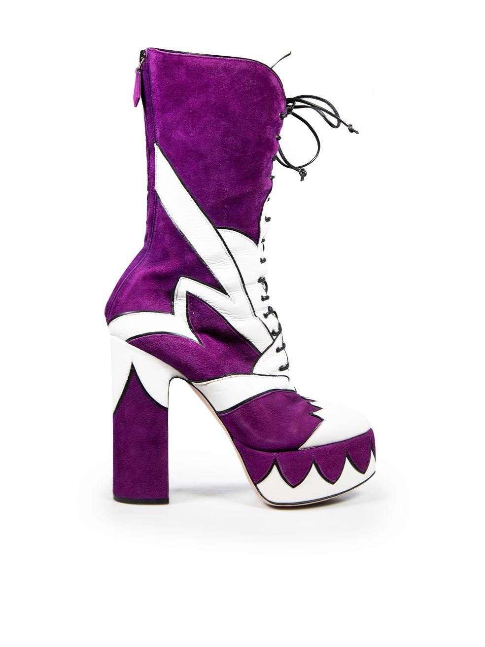 L'ÉTAT est bon. L'usure générale des bottes est évidente. Le cuir de l'empeigne et de la moitié supérieure des deux chaussures est généralement froissé. Décoloration sur la plateforme, le talon, la languette et l'intérieur des deux chaussures.