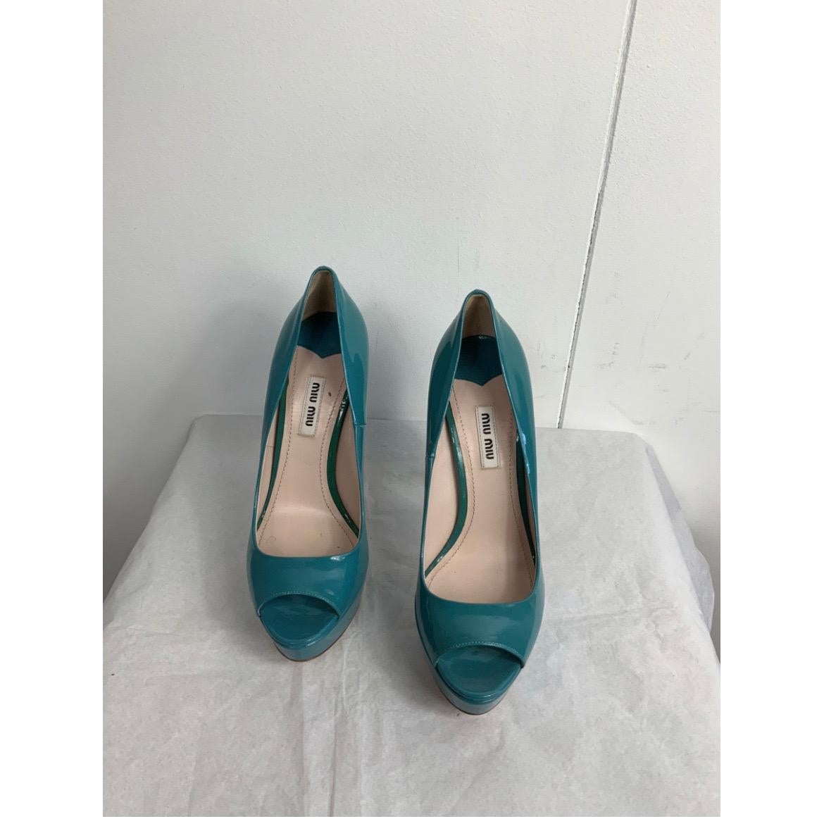 MIUMIU heel.
In blue patent leather.
Number 38
Inner sole 23.5 cm
Heel 14 cm
3.5 cm platform
Used very little.
Excellent general condition, it shows signs of normal use. It has original dust.