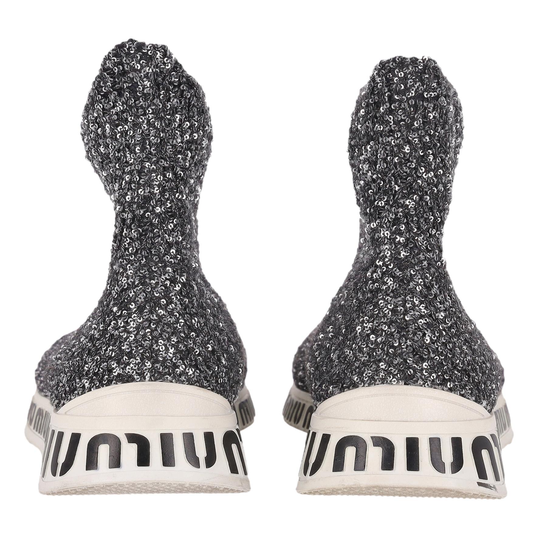 Miu Miu - Chaussettes à logo ornées de paillettes Excellent état - En vente à London, GB