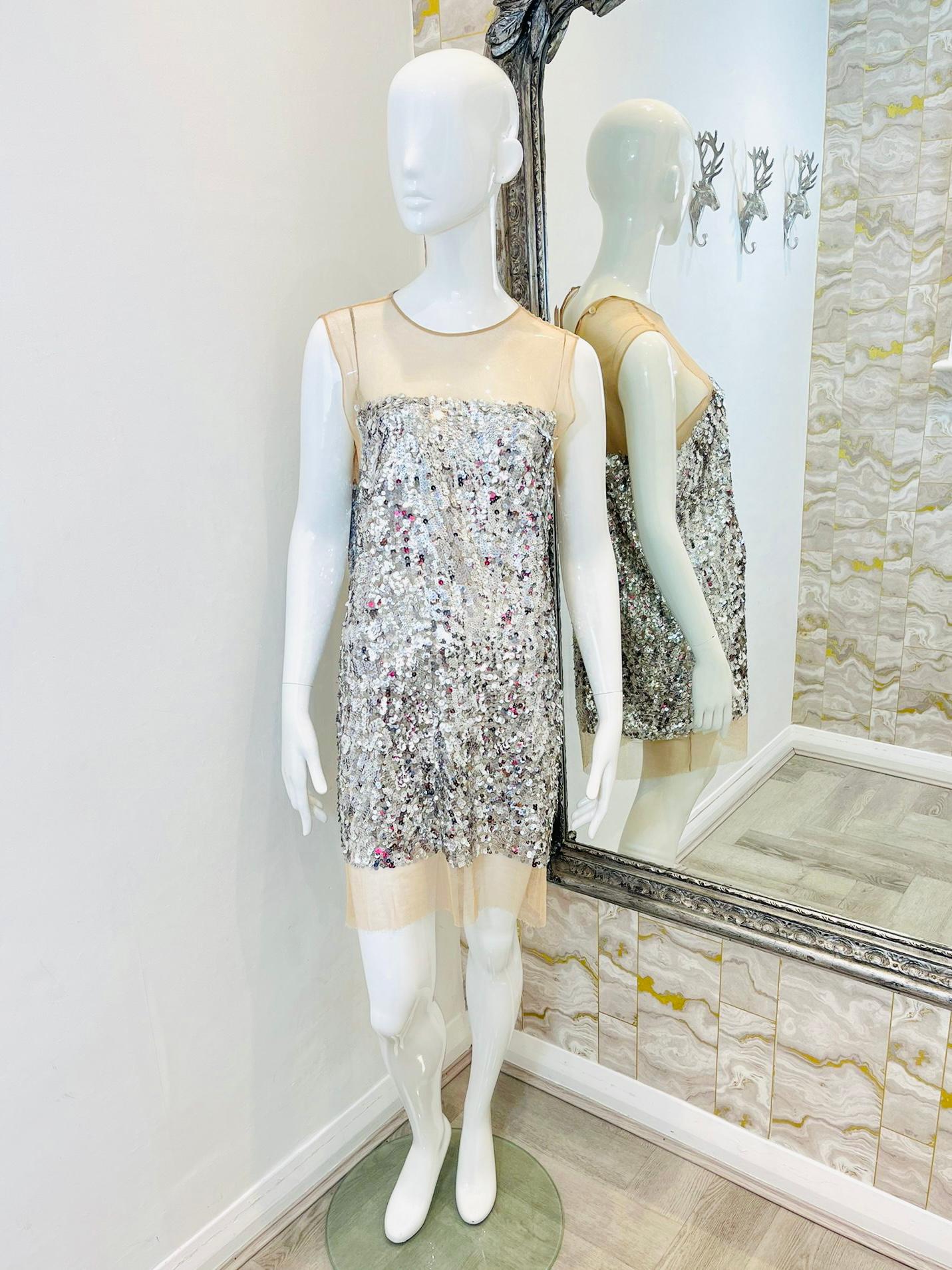 Miu Miu Sequin & Mesh Dress

Silver sequin, shift dress with nude mesh top and hem.

Size - 38IT

Condition - Very Good

Composition - Sequin, Cotton
