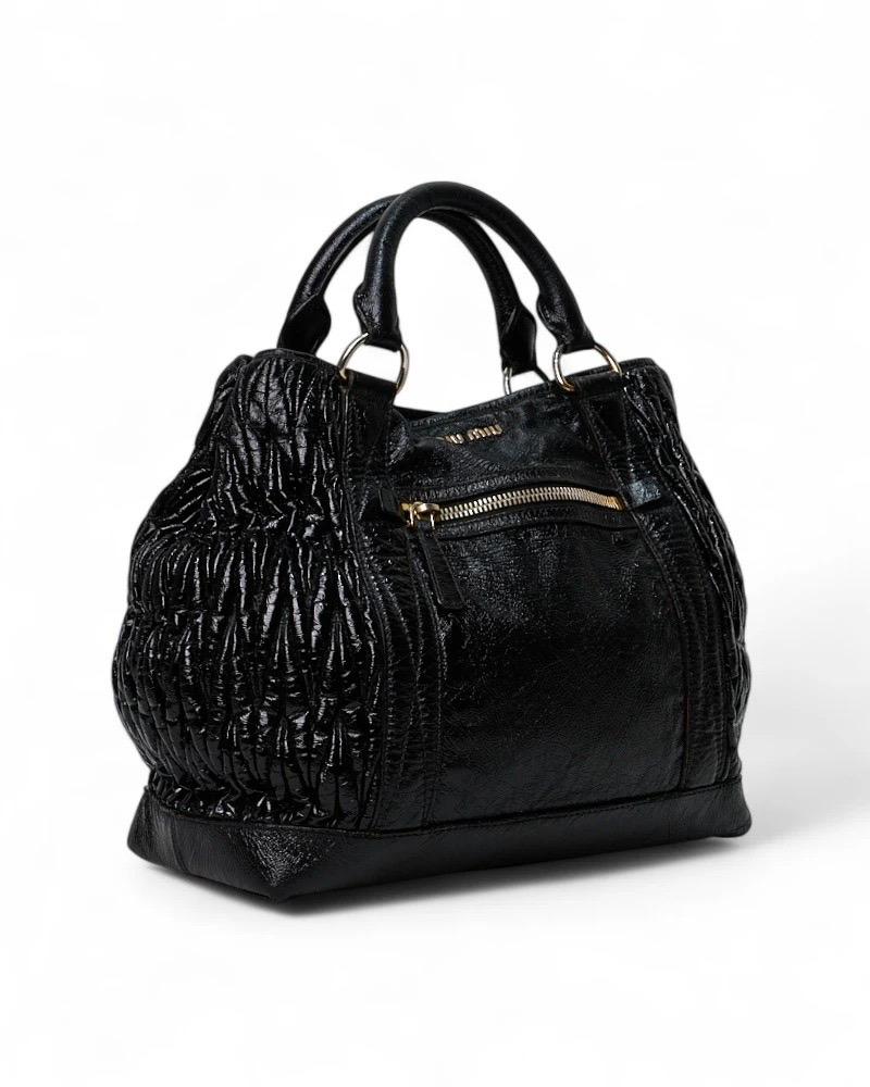 Miu Miu Shopper Groffata Medium Lucida Nero en vente 1