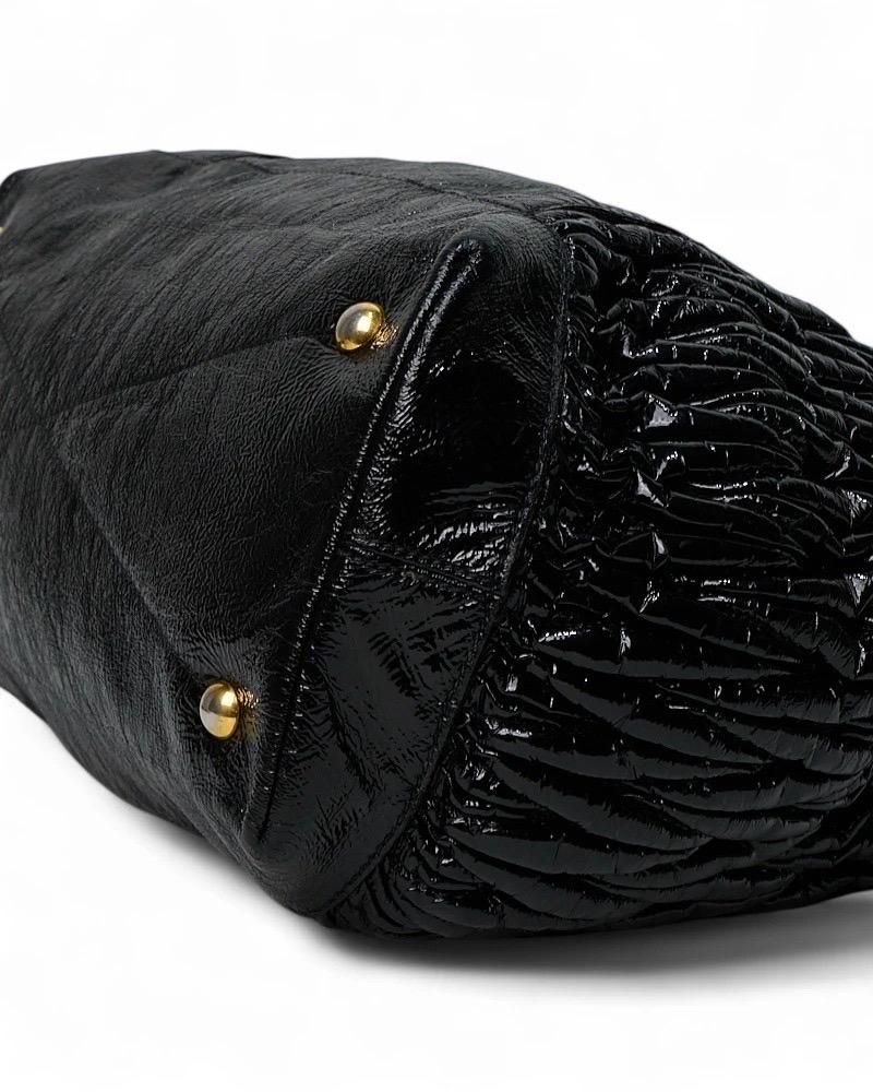 Miu Miu Shopper Groffata Medium Lucida Nero en vente 2
