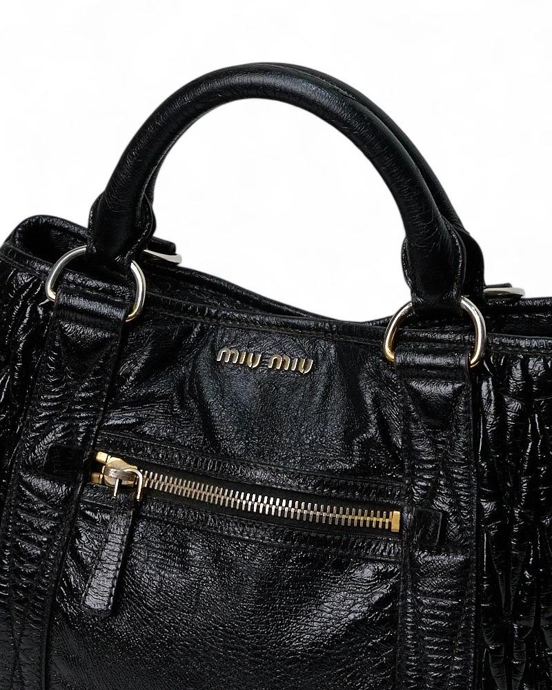 Miu Miu Shopper Groffata Medium Lucida Nero en vente 4