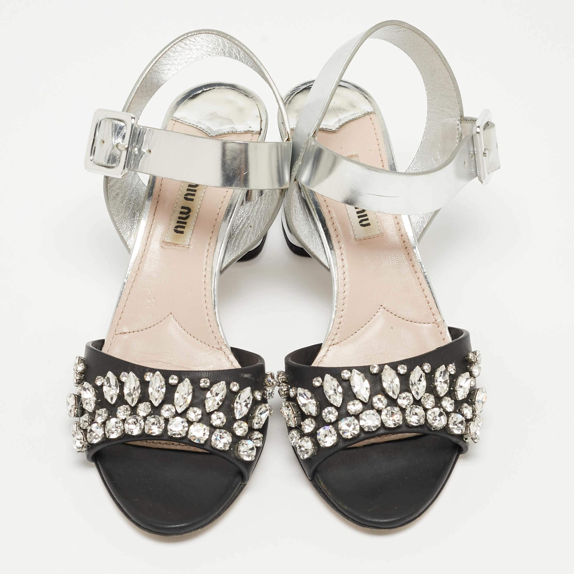 Miu Miu Sandalias con correa en el tobillo de piel plateada/negra con adornos de cristal talla 35,5 Gris en venta