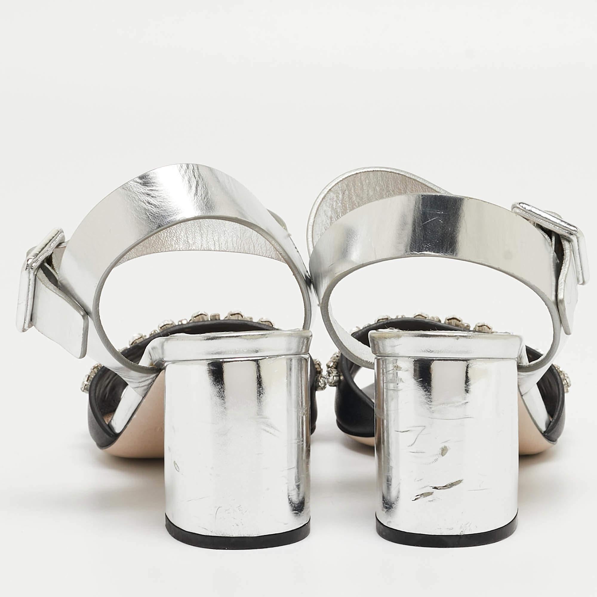 De las mujeres Miu Miu Sandalias con correa en el tobillo de piel plateada/negra con adornos de cristal talla 35,5 en venta