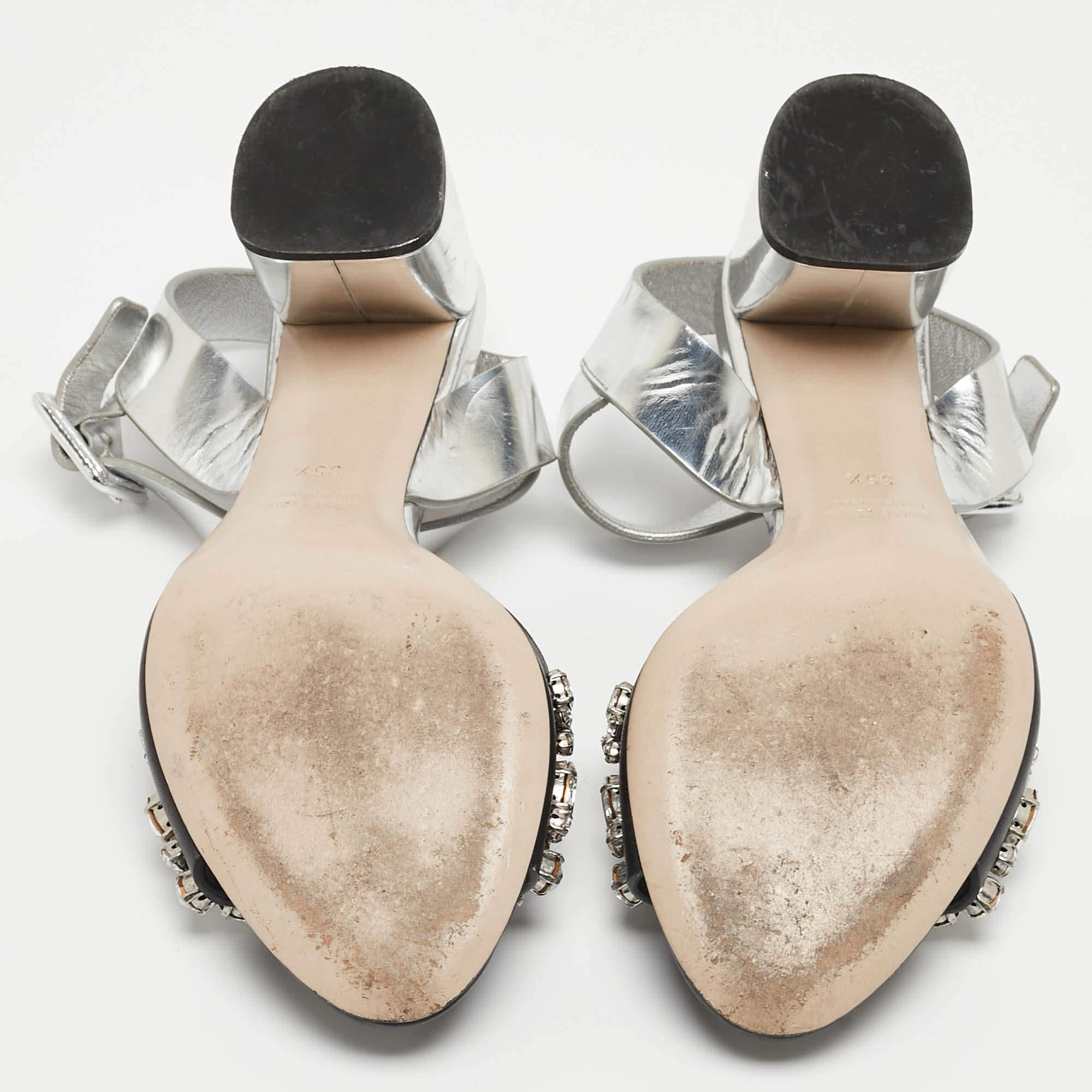 Miu Miu Sandalias con correa en el tobillo de piel plateada/negra con adornos de cristal talla 35,5 en venta 1