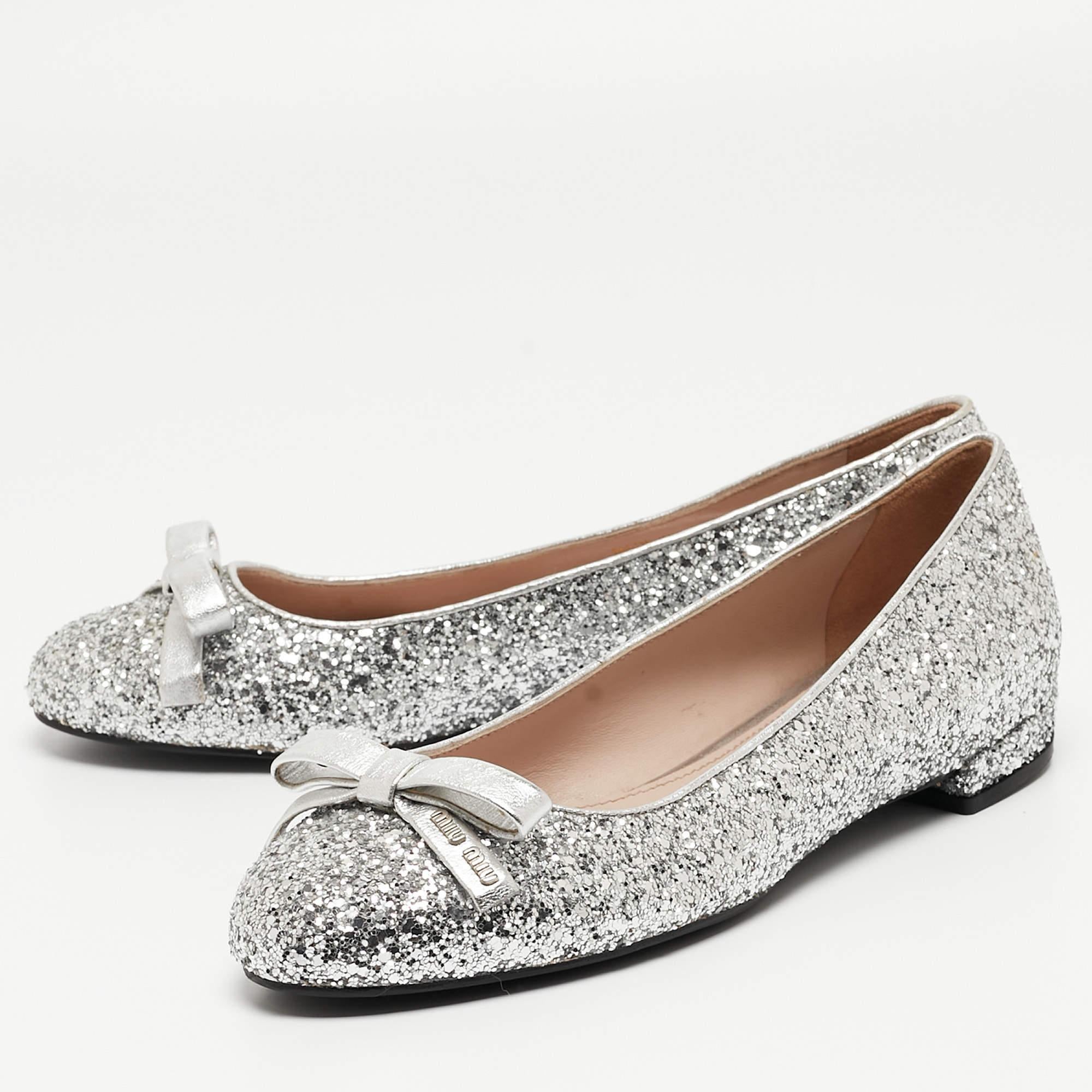 Frame your feet with these Miu Miu flats. Created using coarse glitter, the flats are perfect with short, midi, and maxi hemlines.

