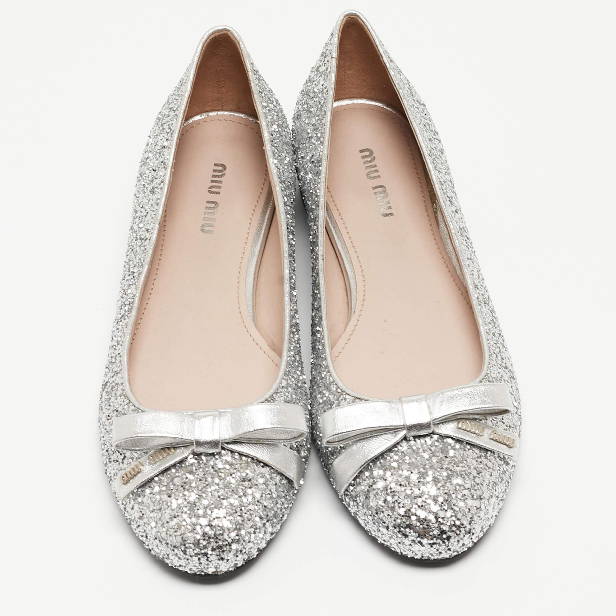 Miu Miu Silver Coarse Glitter Bow Ballet Flats Size 36.5 In New Condition For Sale In Dubai, Al Qouz 2