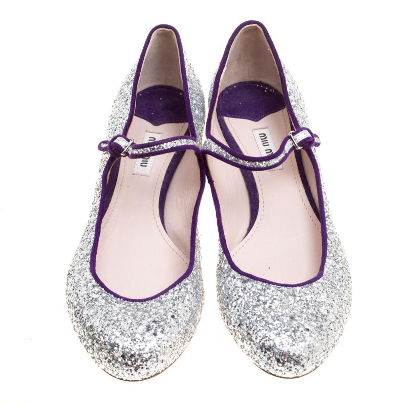 Be ready to see people drooling whenever you step out in this pair of flats by Miu Miu. They are covered in silver glitter and styled with strap fastenings and short heels. You can glitter away at evening parties with this stunning pair.

Includes: