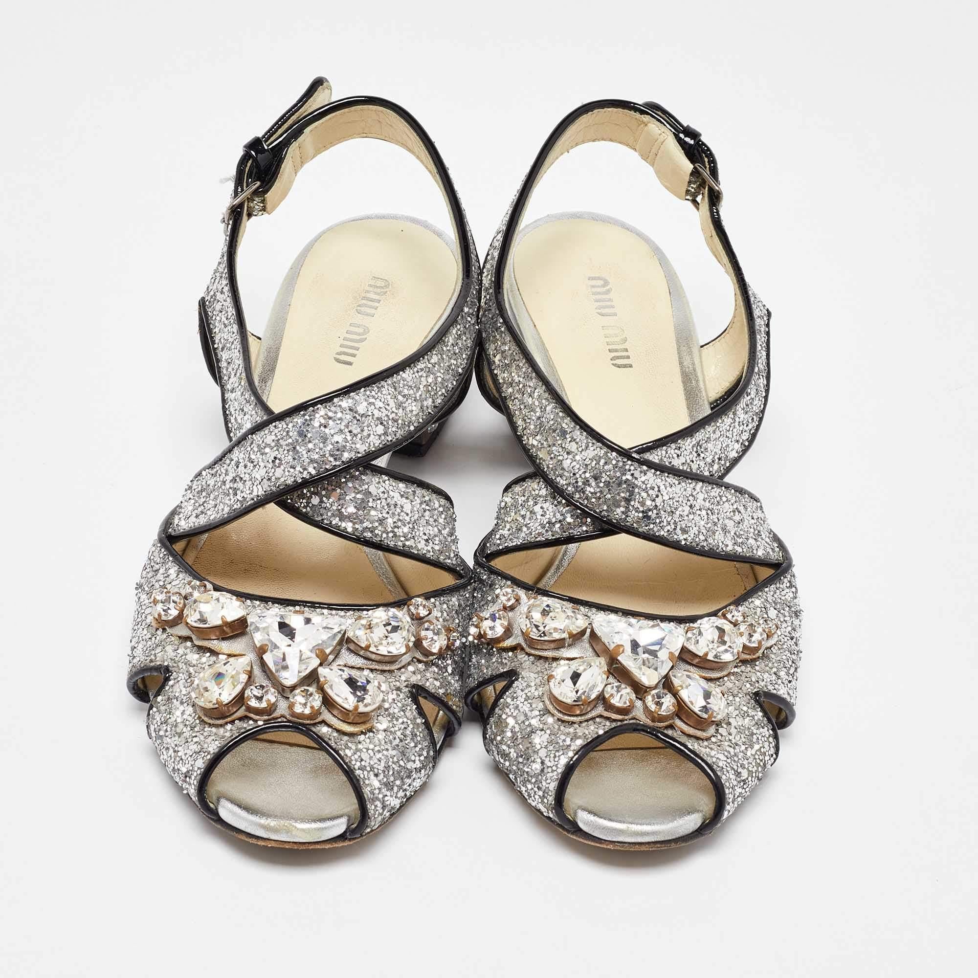 Miu Silber Glitter & Lackleder verschönert Knöchelriemen Sandalen Größe 36 im Zustand „Relativ gut“ in Dubai, Al Qouz 2