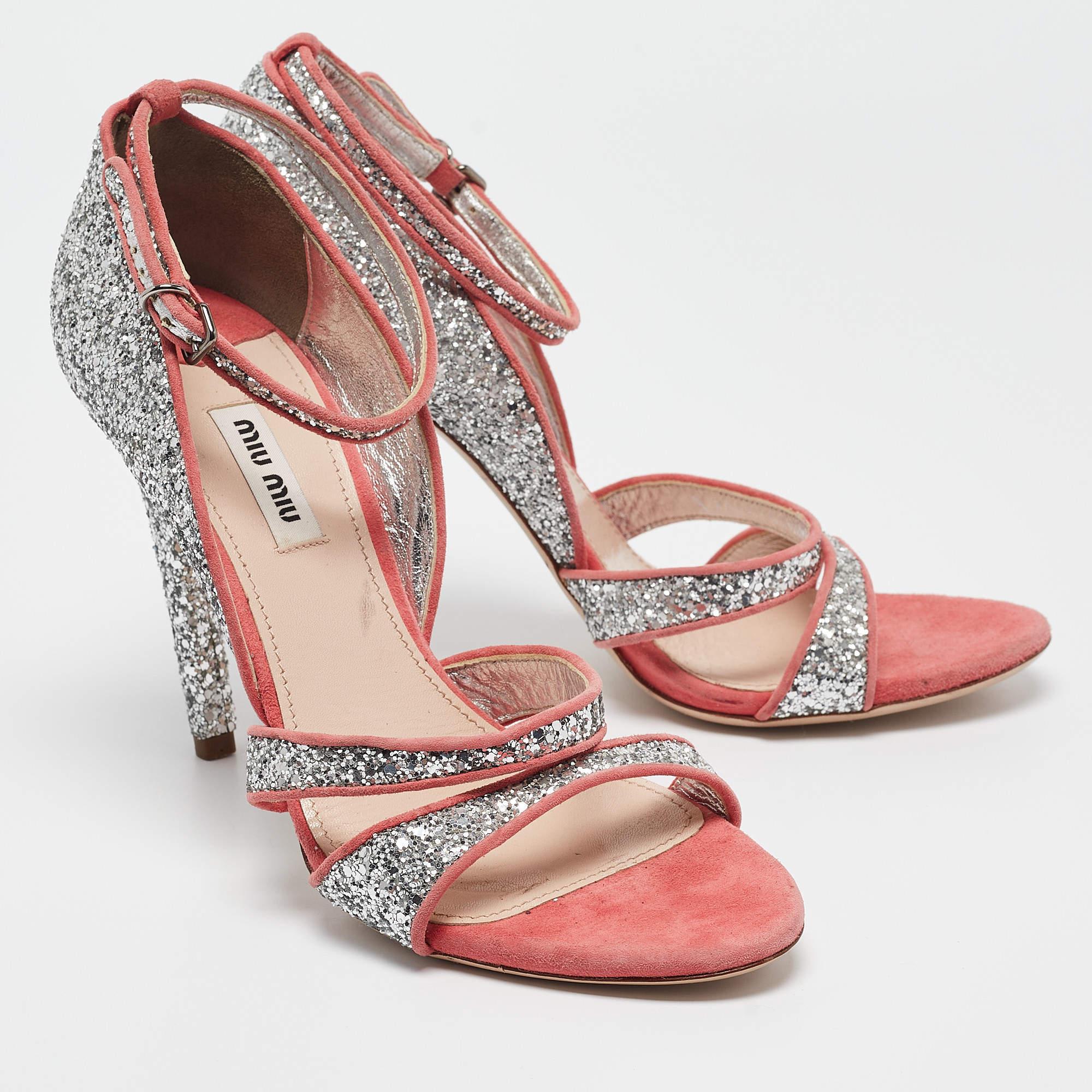 Miu Miu Silver Glitter Ankle Strap Sandals Size 40 (Sandales en daim pailletées) Bon état - En vente à Dubai, Al Qouz 2