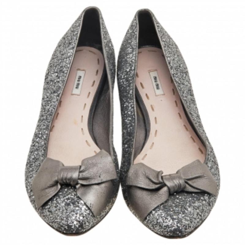 Miu Miu Ballerine in pelle e glitter argento misura 38 In condizioni discrete in vendita a Dubai, Al Qouz 2