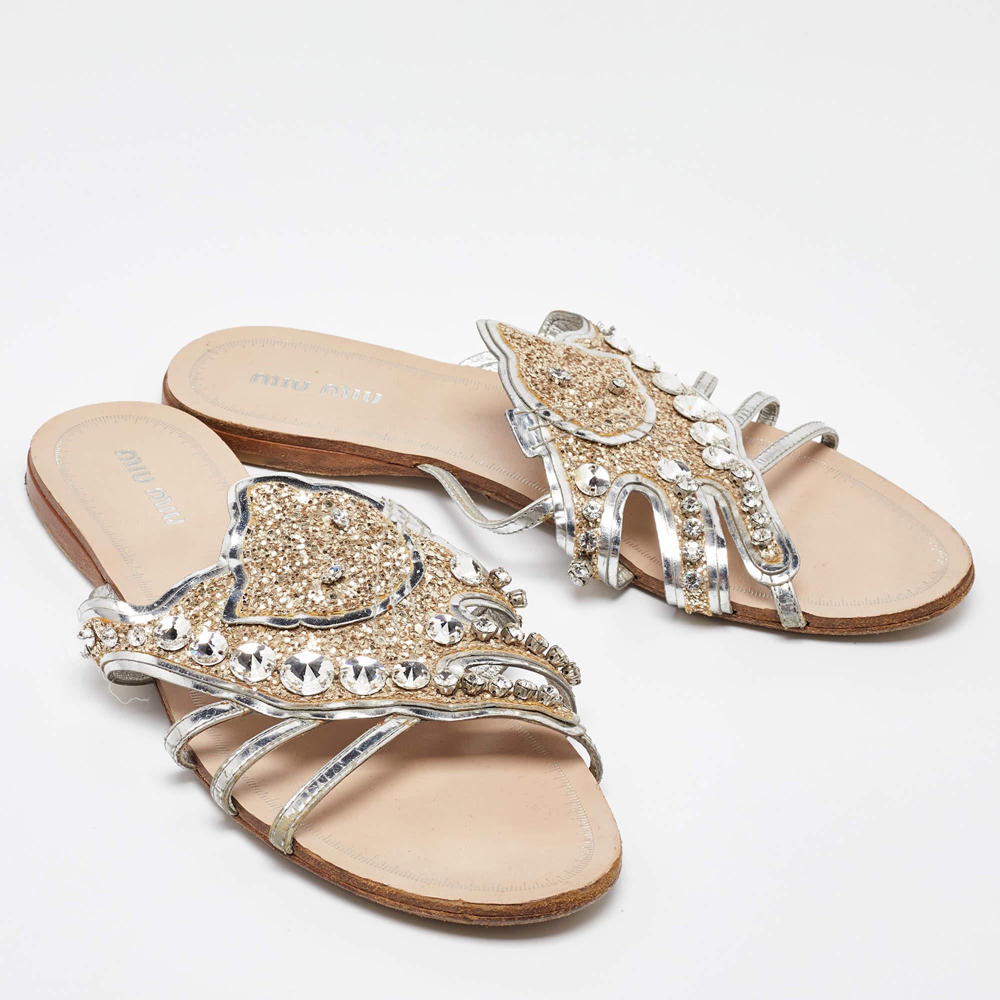 Miu Miu Silver Leather Crystal Embellished Flat Slides Size 37.5 In Fair Condition For Sale In Dubai, Al Qouz 2