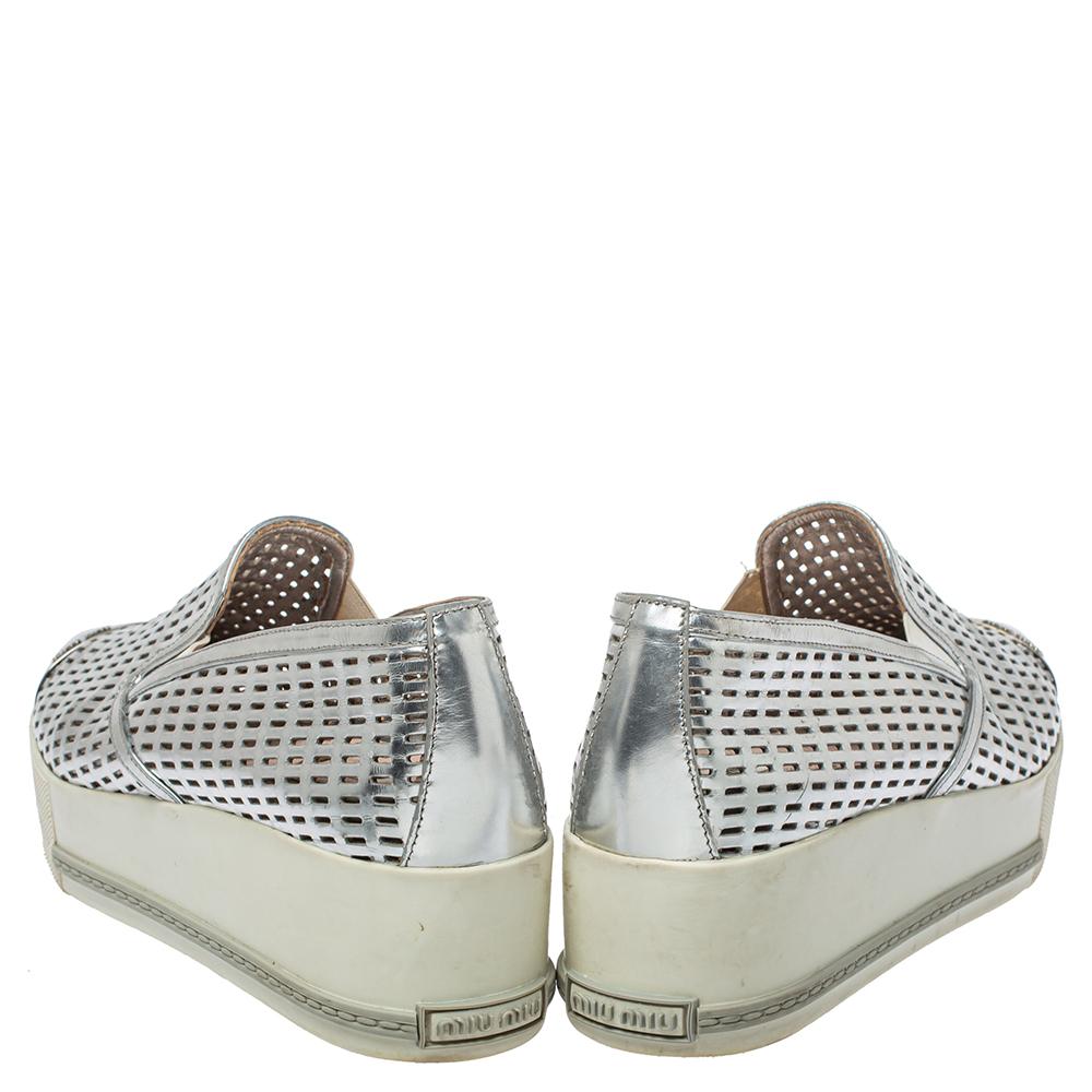 Miu Silber Perforierte Leder Metall Cap Toe Plateau Turnschuhe Größe 39,5 im Zustand „Gut“ in Dubai, Al Qouz 2