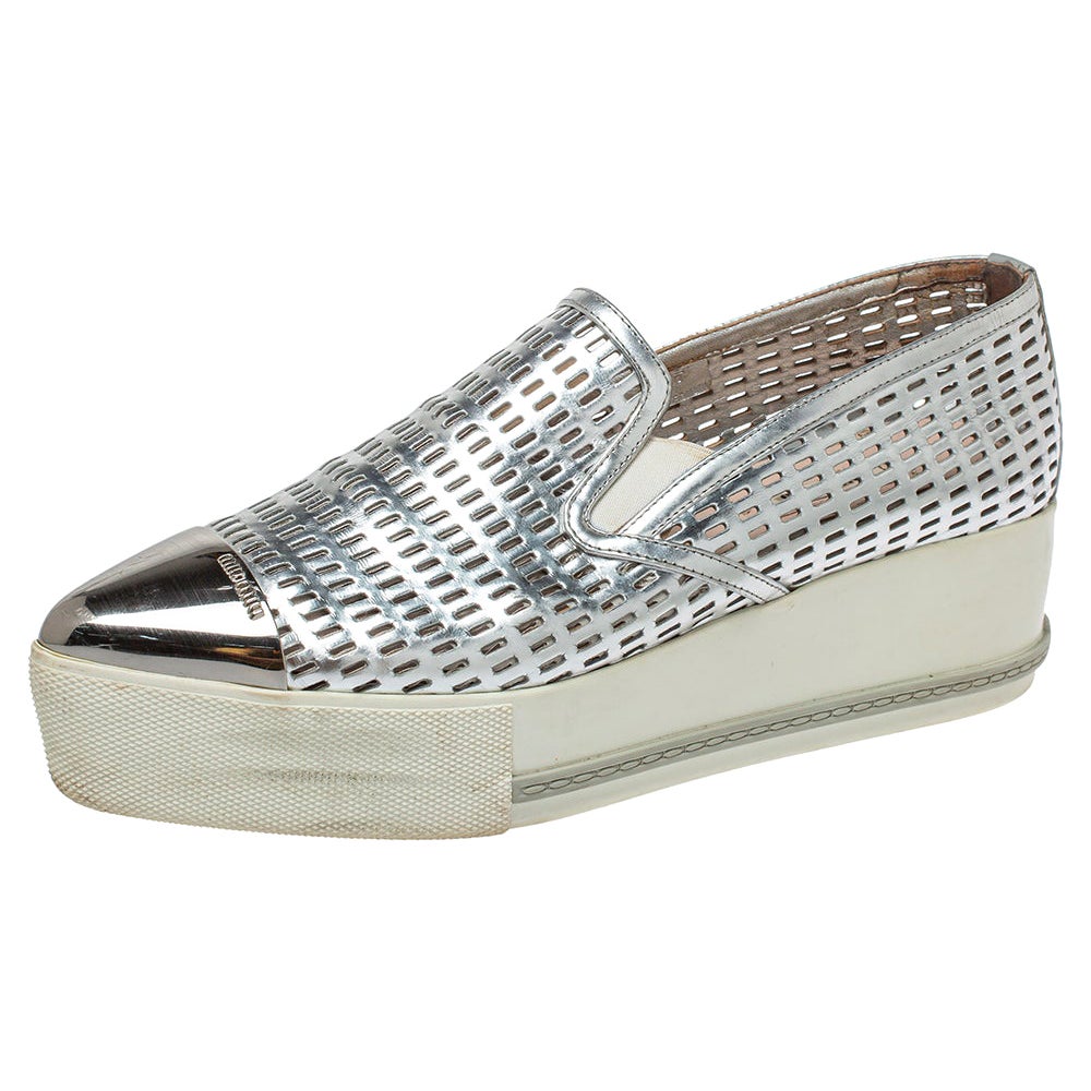 Miu Silber Perforierte Leder Metall Cap Toe Plateau Turnschuhe Größe 39,5