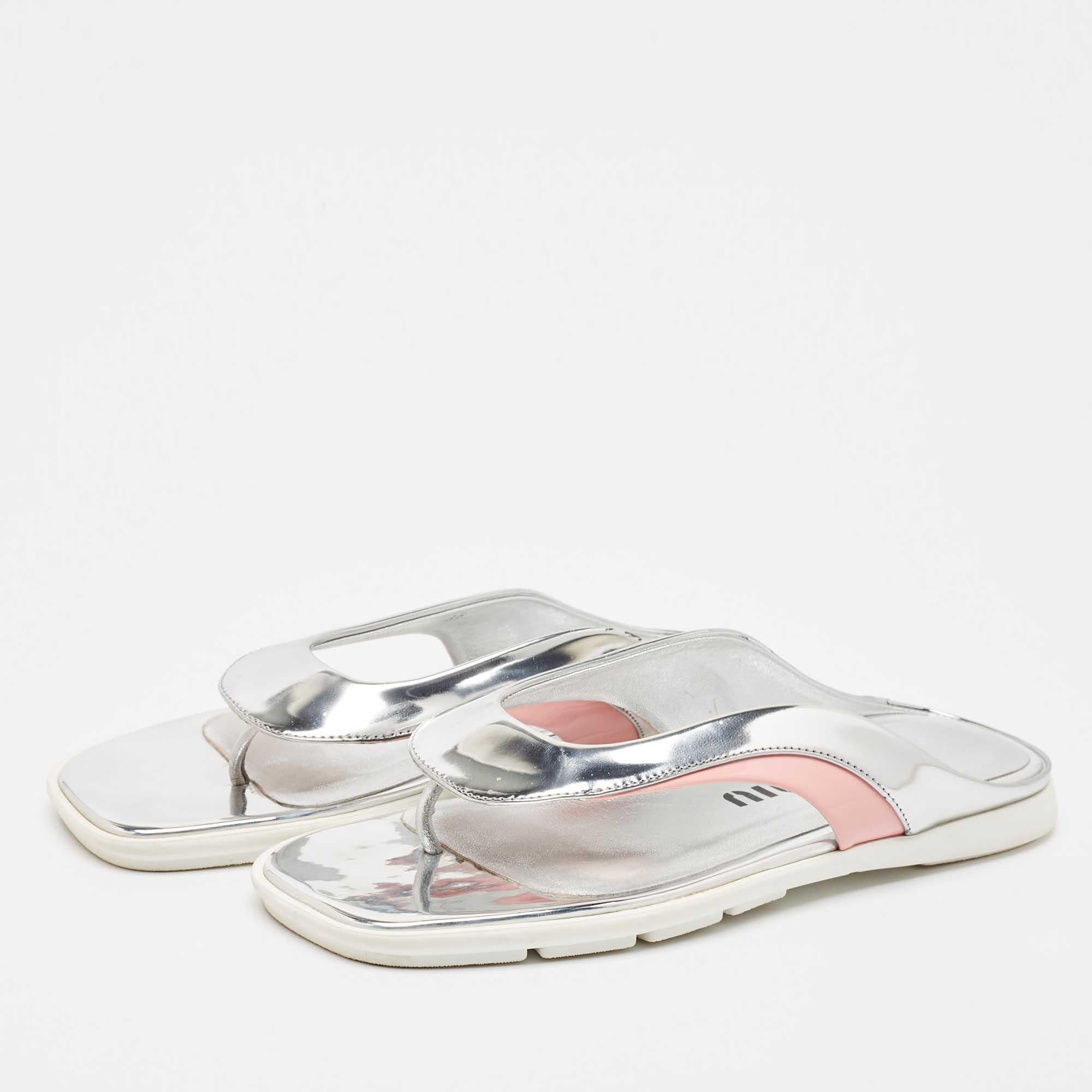 Enmarca tus pies con estas sandalias de tanga plateadas/rosadas de Miu Miu. Creadas con los mejores materiales, estas bailarinas son perfectas para combinar con faldas cortas midi y maxi.