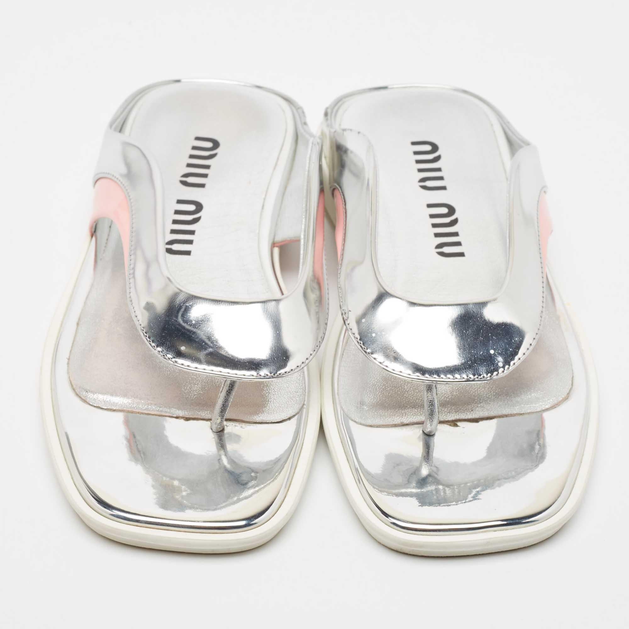 Chanclas de charol y piel rosa/plata Miu Miu talla 36 Gris en venta