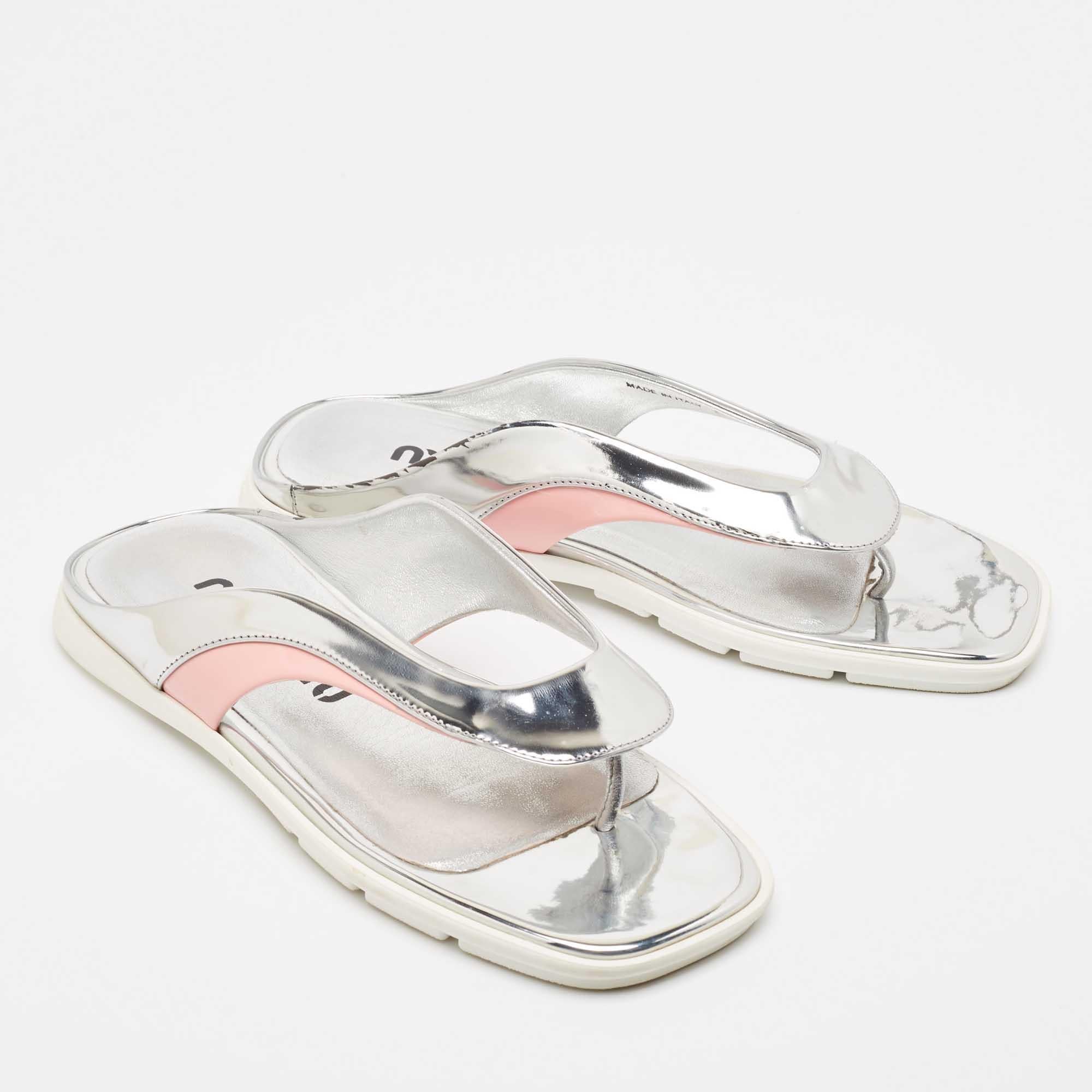 Chanclas de charol y piel rosa/plata Miu Miu talla 36 en Bueno estado para la venta en Dubai, Al Qouz 2