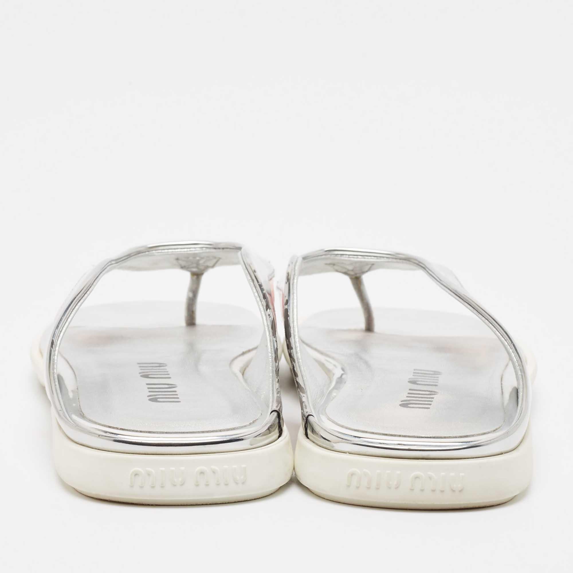De las mujeres Chanclas de charol y piel rosa/plata Miu Miu talla 36 en venta