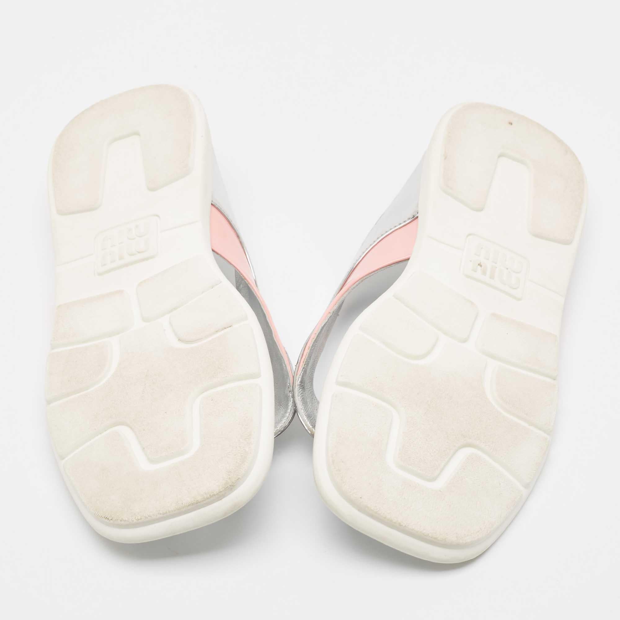Chanclas de charol y piel rosa/plata Miu Miu talla 36 en venta 1