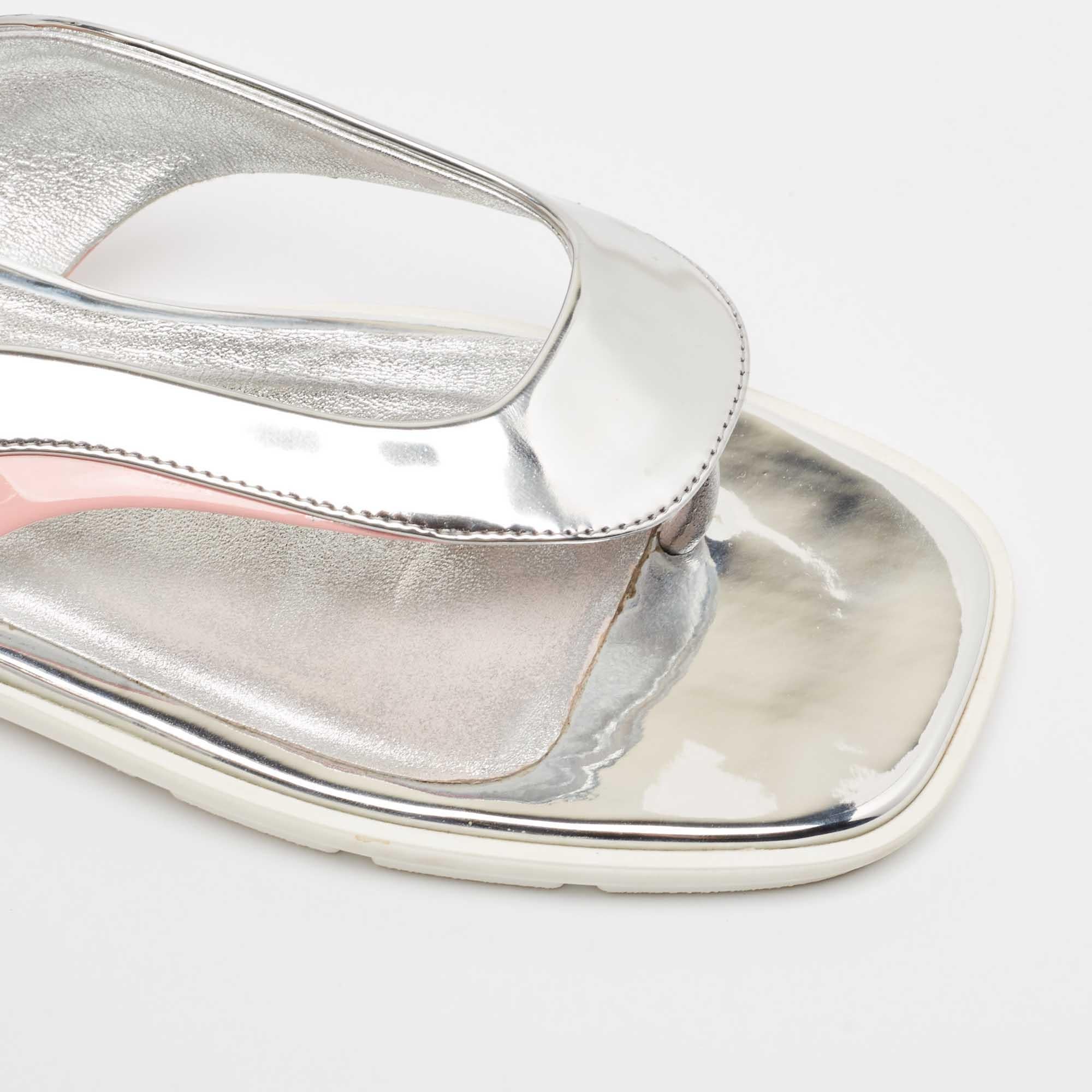 Chanclas de charol y piel rosa/plata Miu Miu talla 36 en venta 3