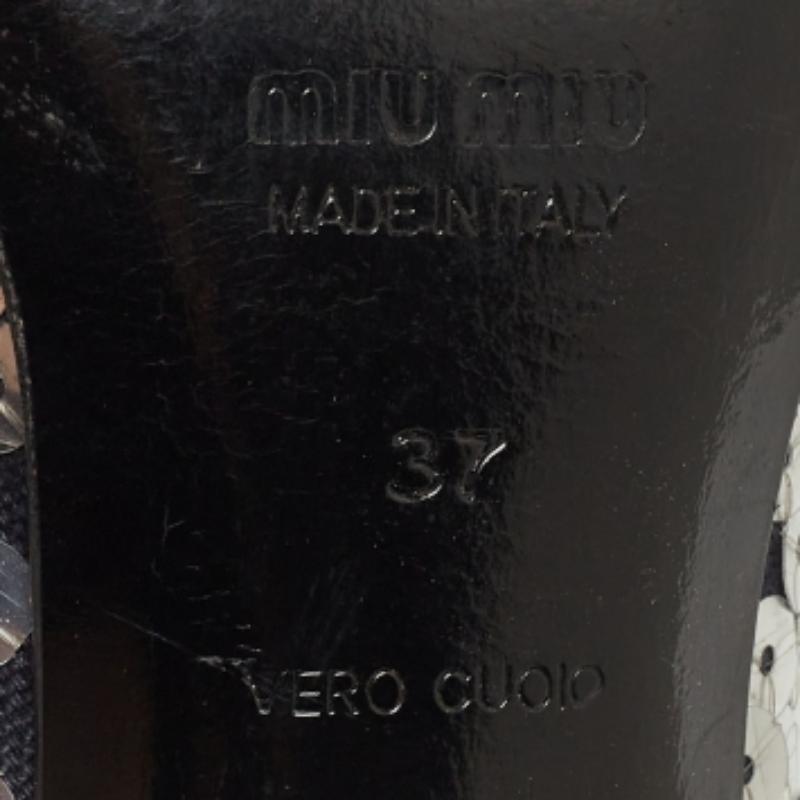 Sfoggiate uno stile elegante con questo paio di décolleté. Queste scarpe eleganti sono realizzate con materiali di qualità. Sono montati su suole resistenti e tacchi eleganti.