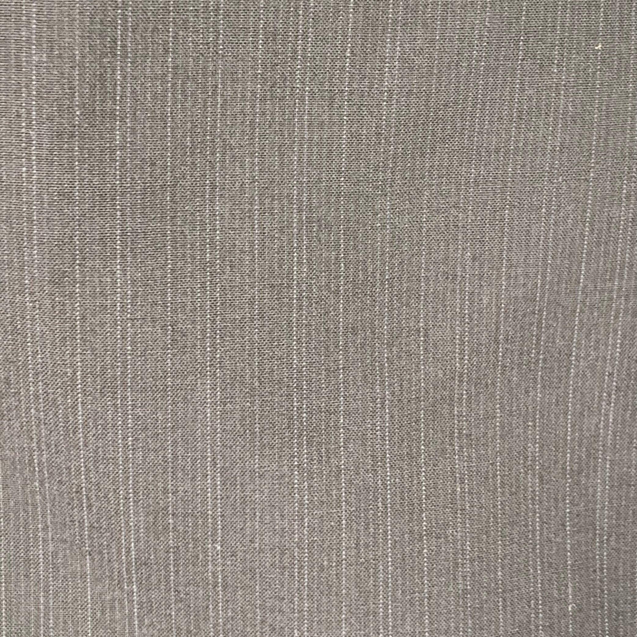 Abito MIU MIU
in misto lana vergine gessata nera e blu e comprende un cappotto sportivo monopetto a due bottoni con revers a lancia e pantaloni piatti abbinati. Made in Italy. Eccellente condizione di usato. 

Contrassegnato:   IT 48 

Misure: 
 
