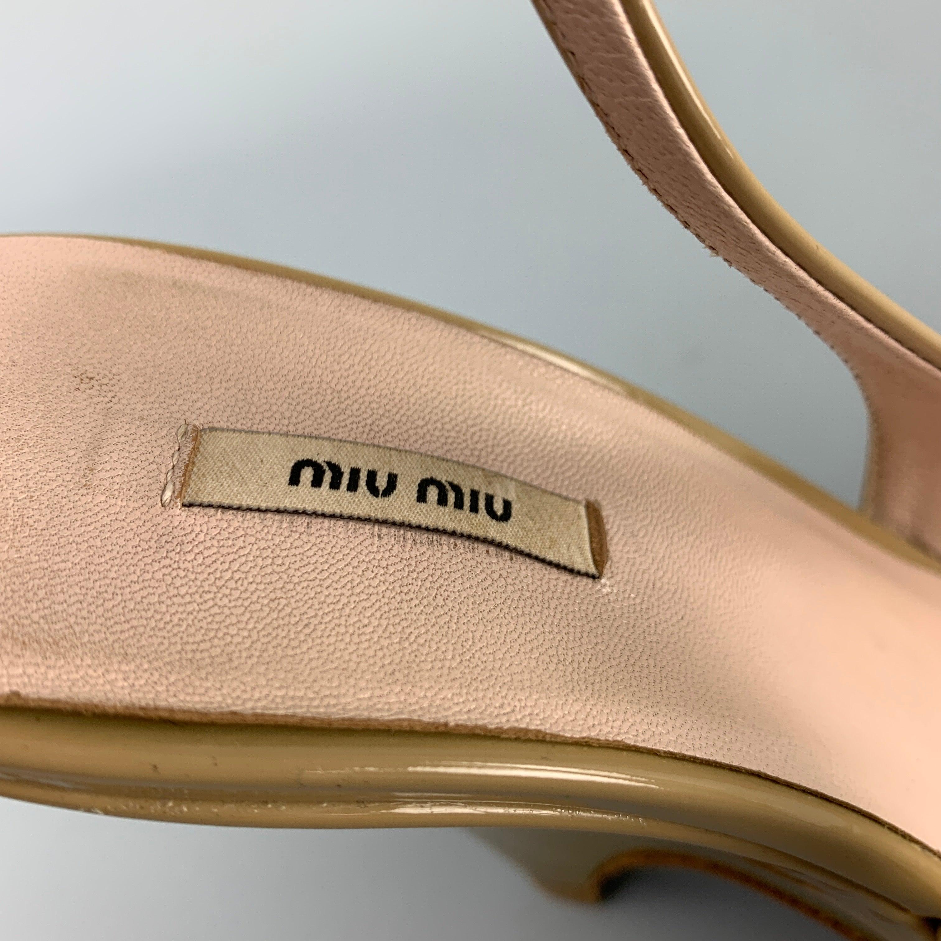 MIU MIU Size 5.5 Beige & Gold Patent Leather Pumps For Sale 2
