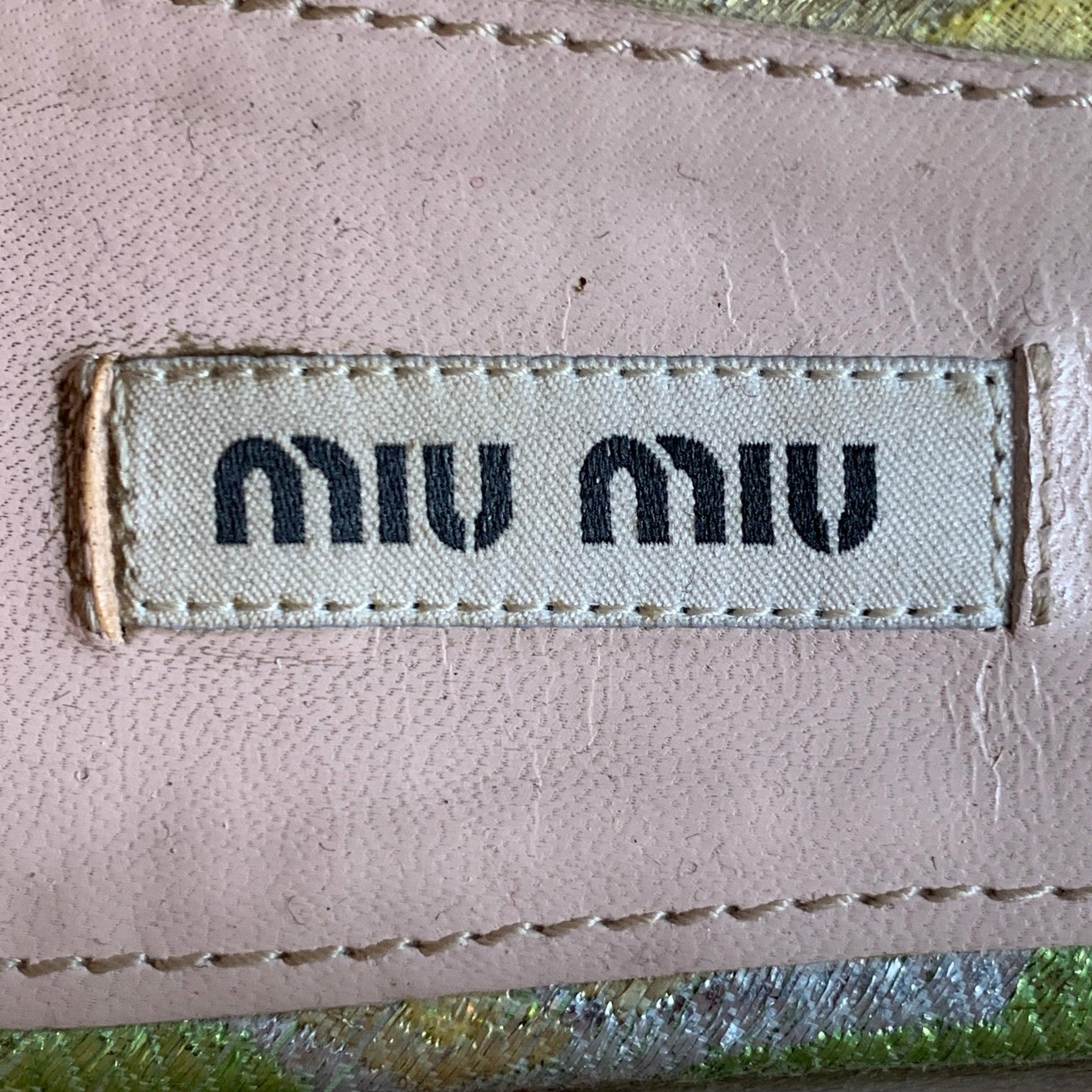 MIU MIU Taglia 8.5 Greene & Greene Silver Paisley Textured Pointed Toe Bow Flats in vendita 2